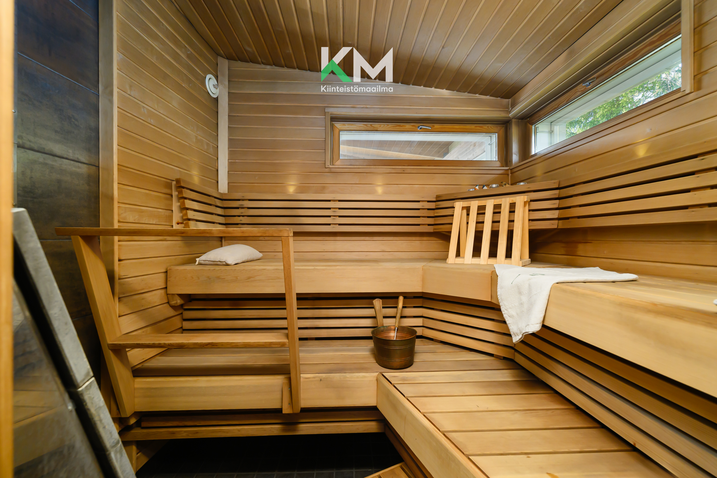 Saunassa puu/sähkökiuas ja näkymä merelle