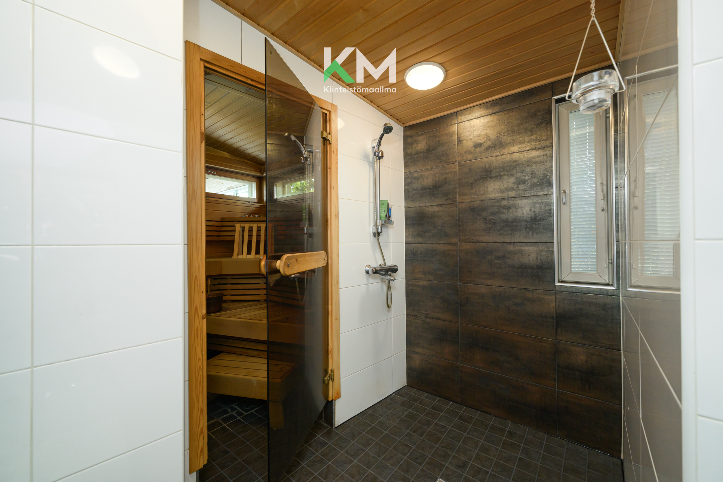 Kylpyhuone on väritykseltään tunnelmallinen