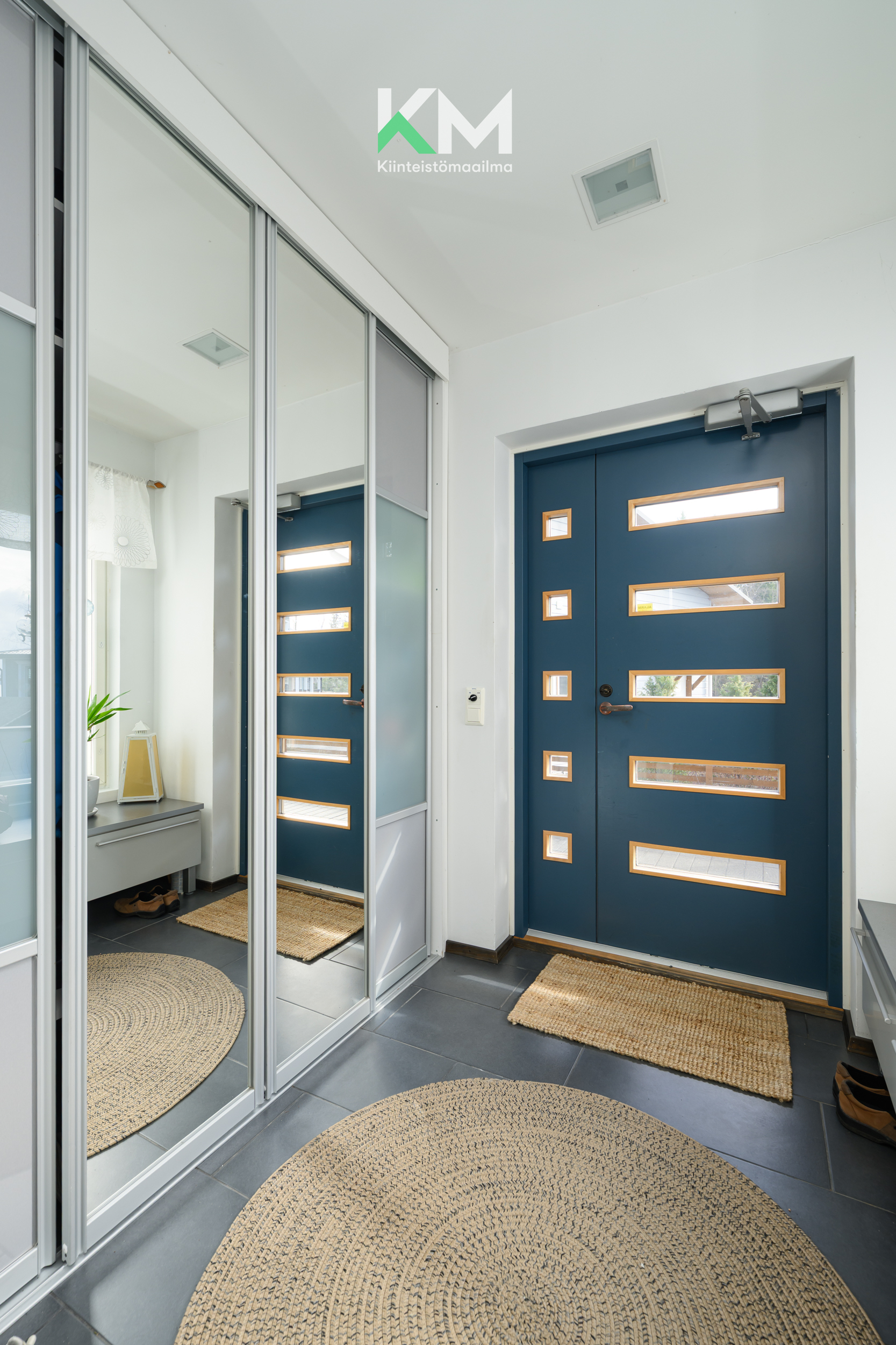 Eteisessä liukuovikaapistot