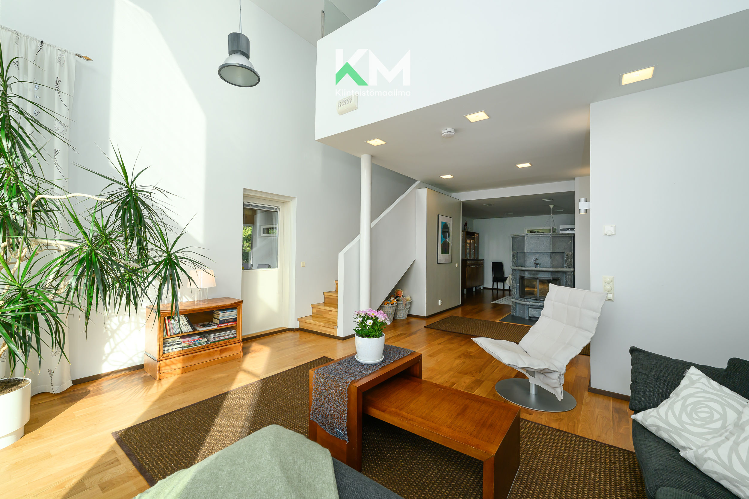 Näkymä olohuoneesta toiseen suuntaan