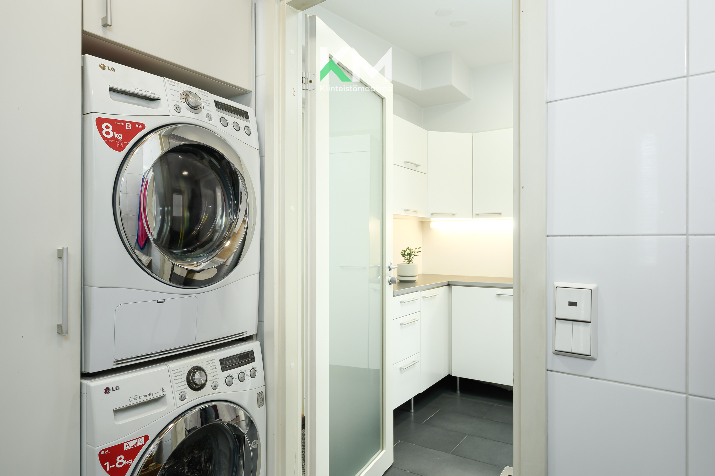 Kylpyhuoneessa tila pyykkitornille ja pyykkikorit