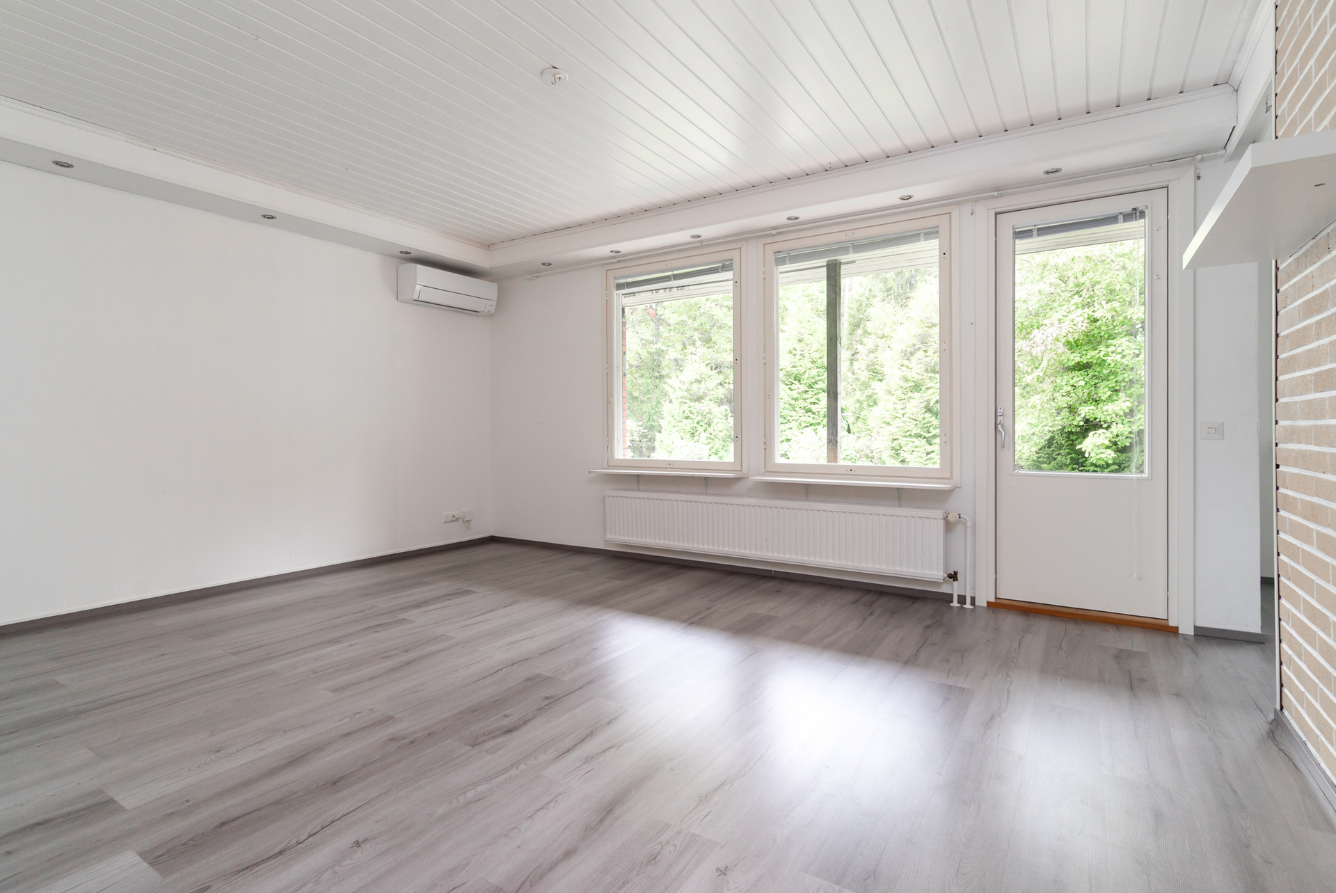 Olohuoneesta käynti takapihalle