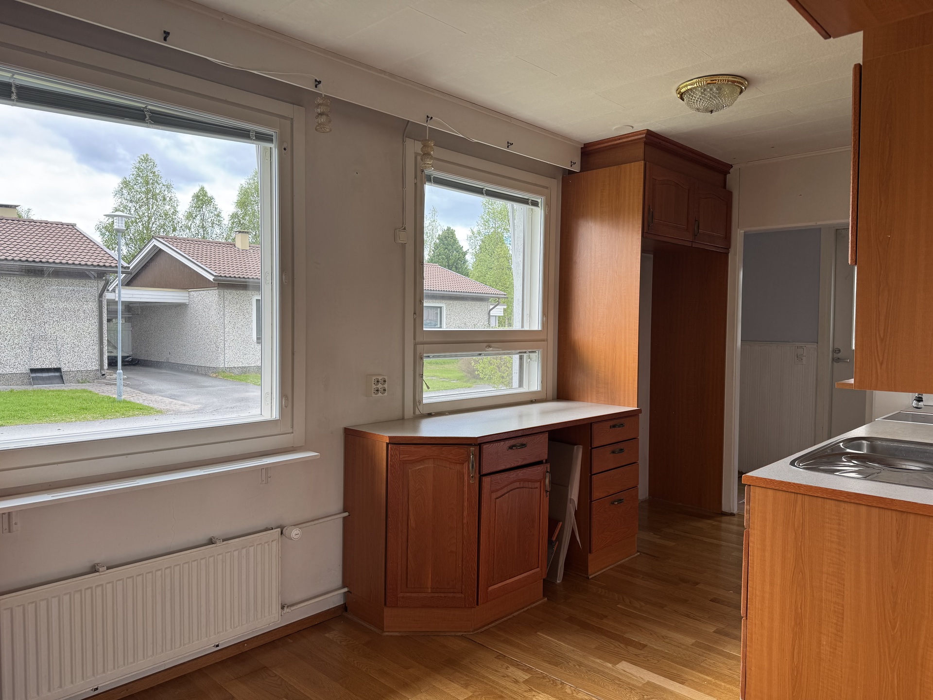 Keittiössä kaksi ikkunaa tuo valoa