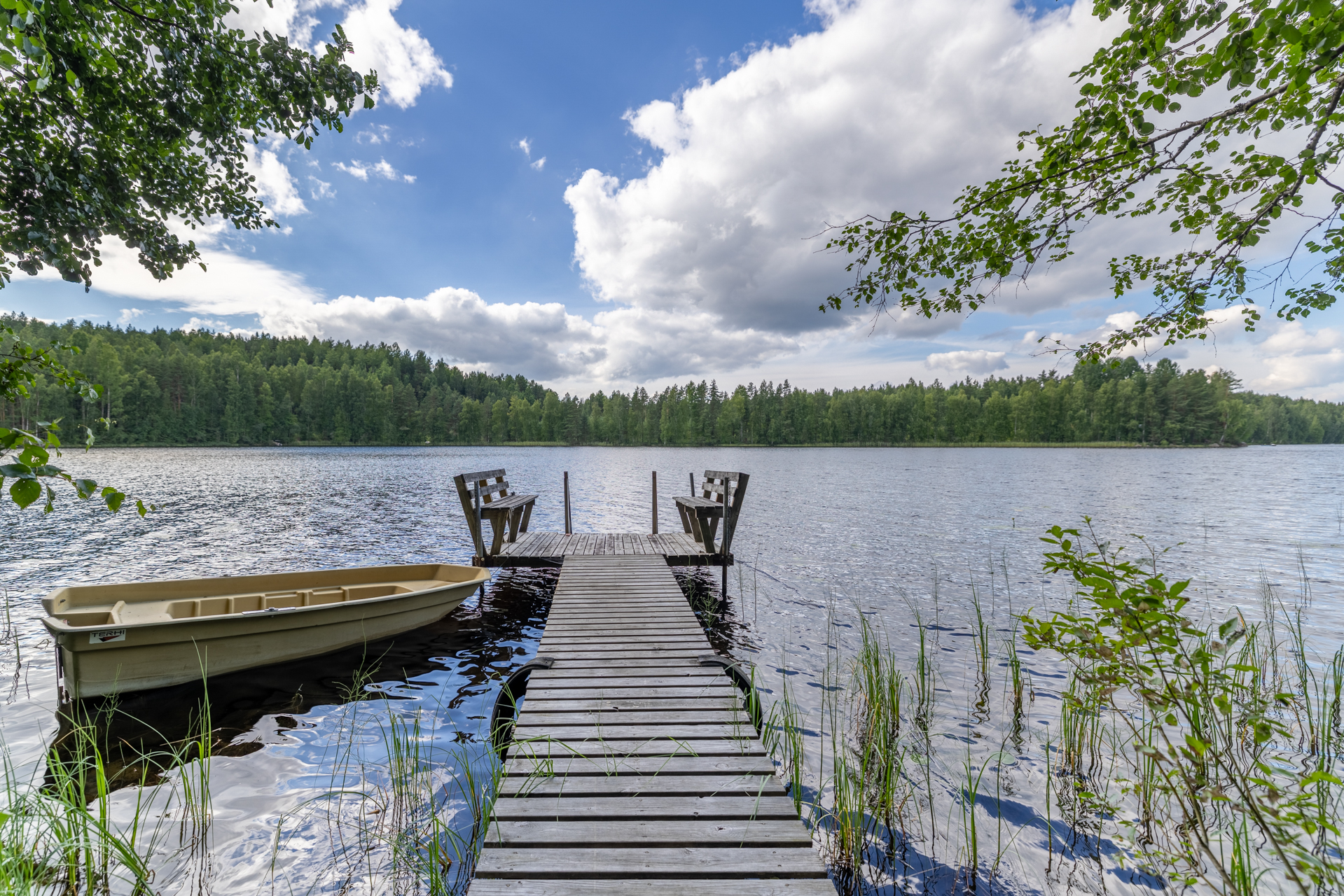 saunamökin edessä oleva laituri