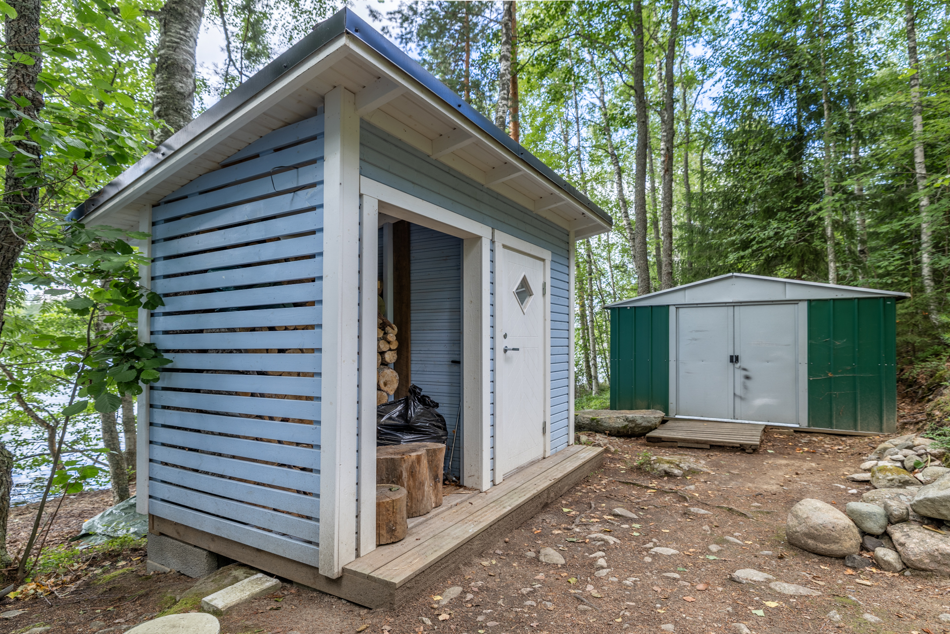 päämökin vieressä oleva puuliiteri/puucee