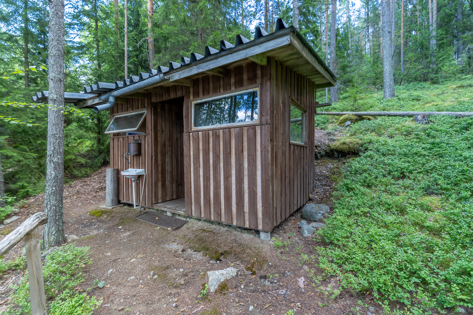 päämökin takana rinteessä puucee/varasto