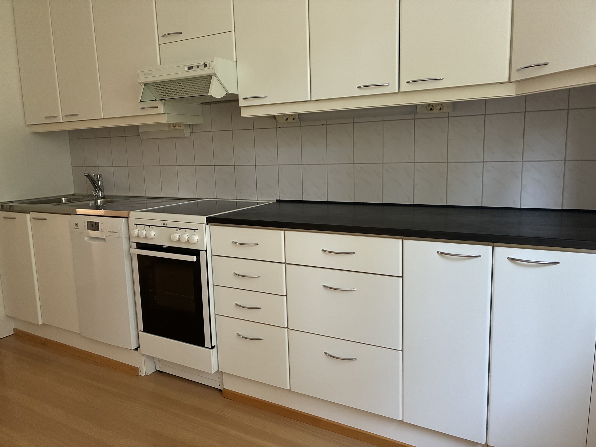Runsaasti kaapistoa ja laskutilaa