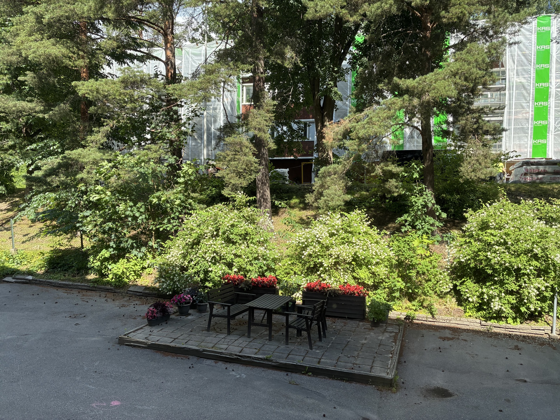 Yhtiön sisäpihan oleskelupatio