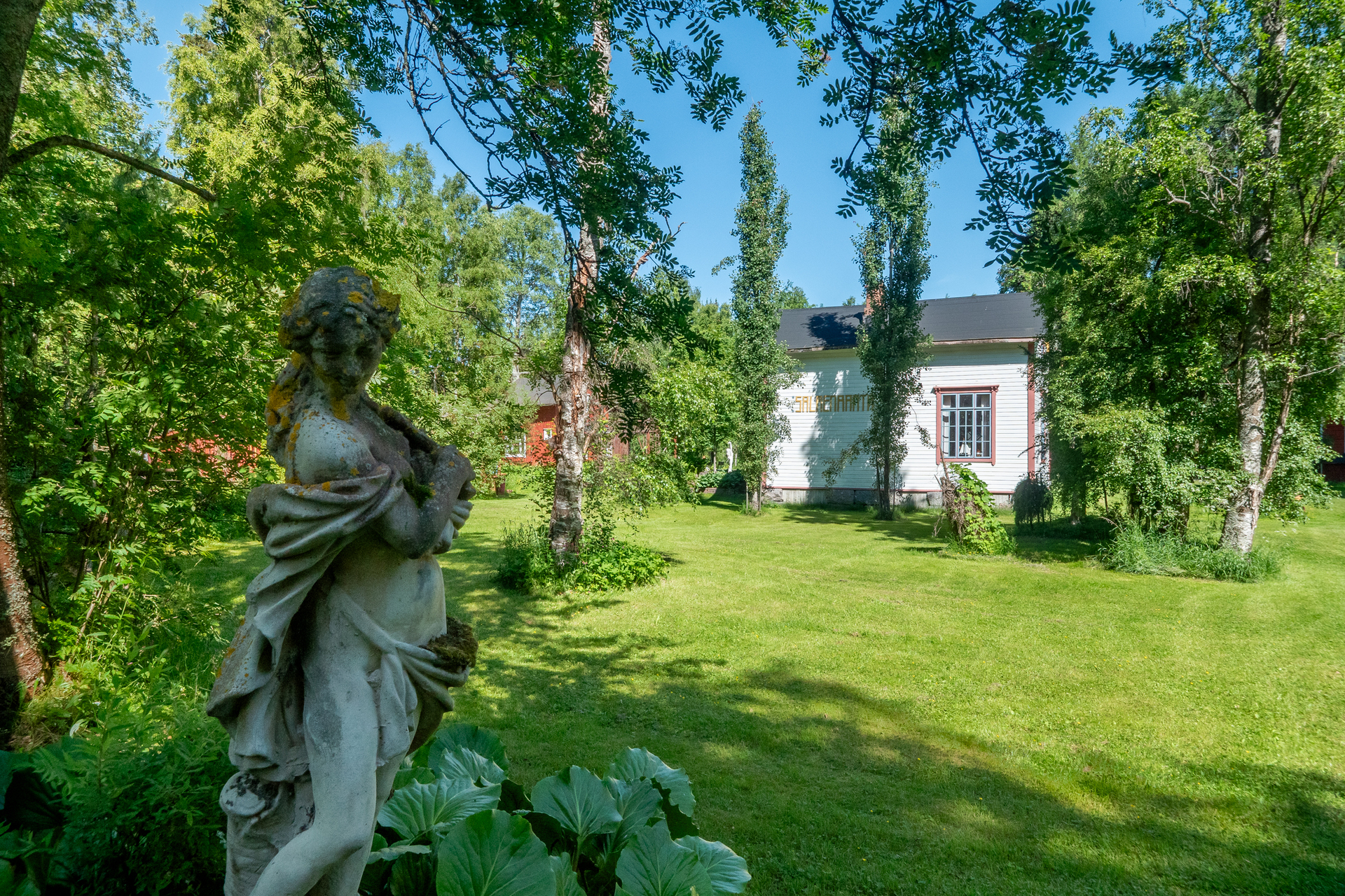Villa Salmenrantaan tullessa sinua tervehtii ensimmäisenä Villa Vuokko
