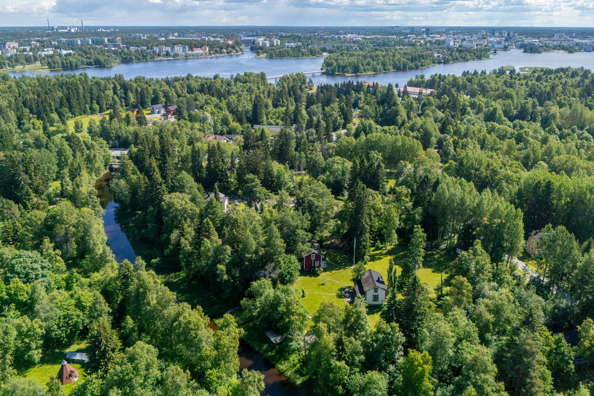 Villa Salmenranta sijaitsee Mustasalmen rannalla
