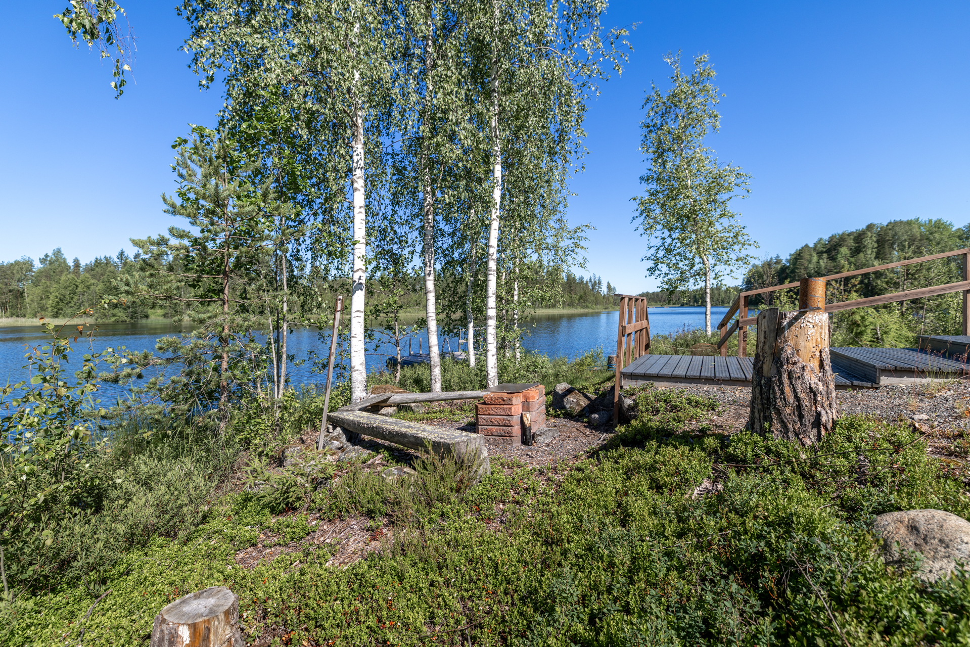 saunamökin vieressä grillipaikka