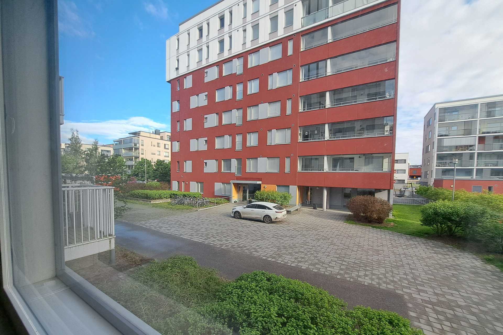 näkymä isompi mh ikkunasta sisäpihalle