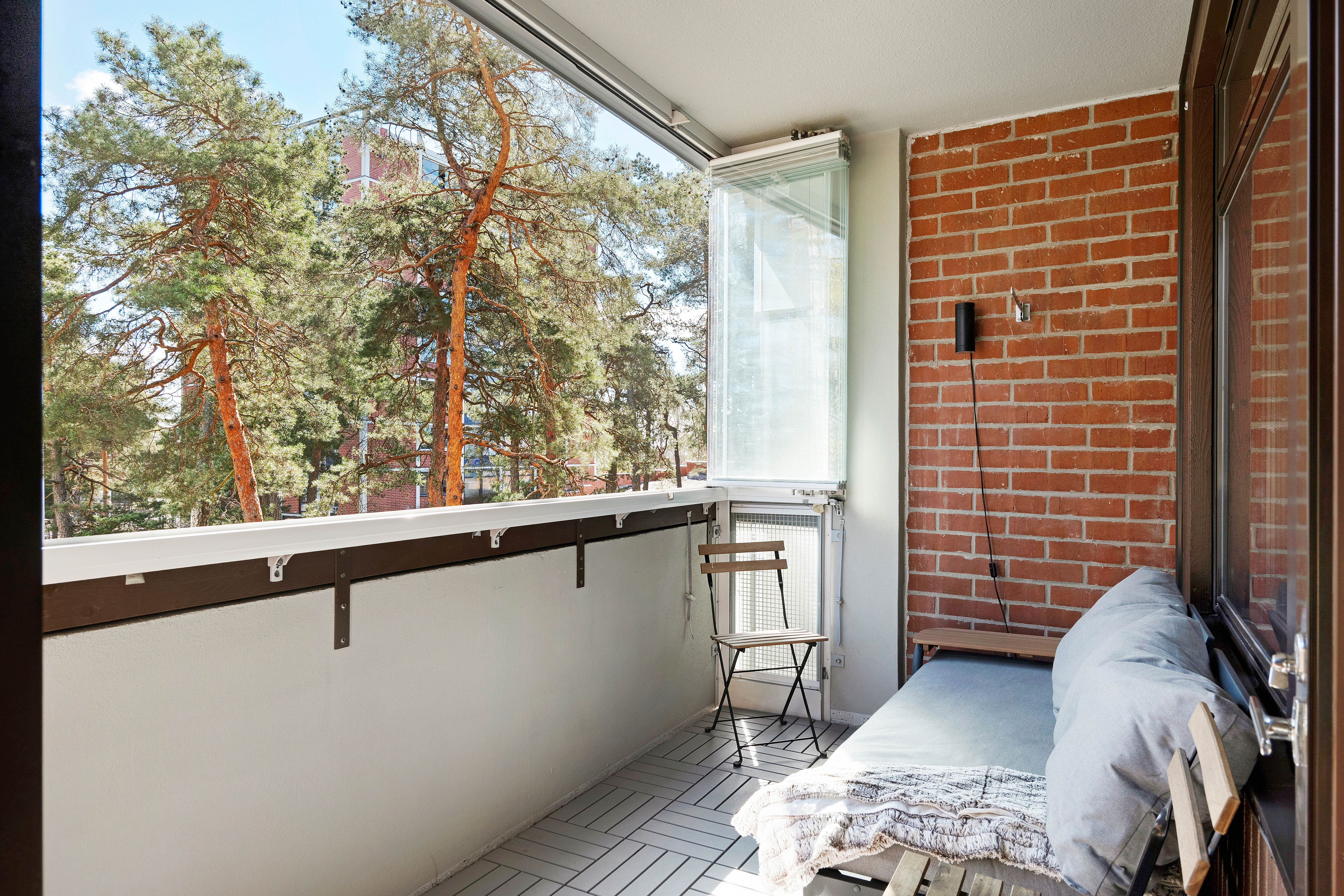 Itään suuntaava parveke tarjoaa miellyttävää aamupäivän aurinkoa ja suojaisan tunnelman.