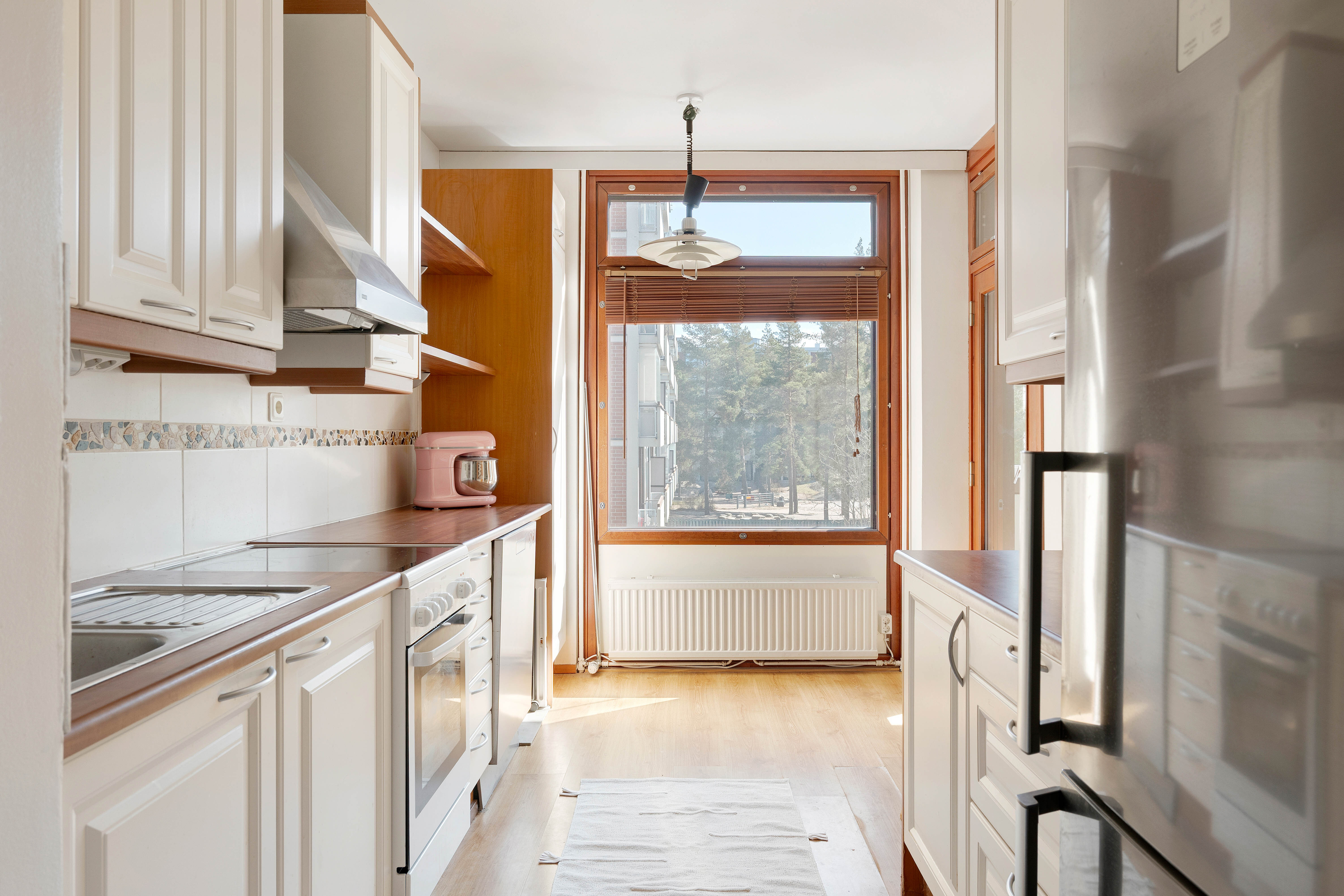 Hyvänkokoinen keittiö, ikkunan edessä tilaa ruokapöydälle