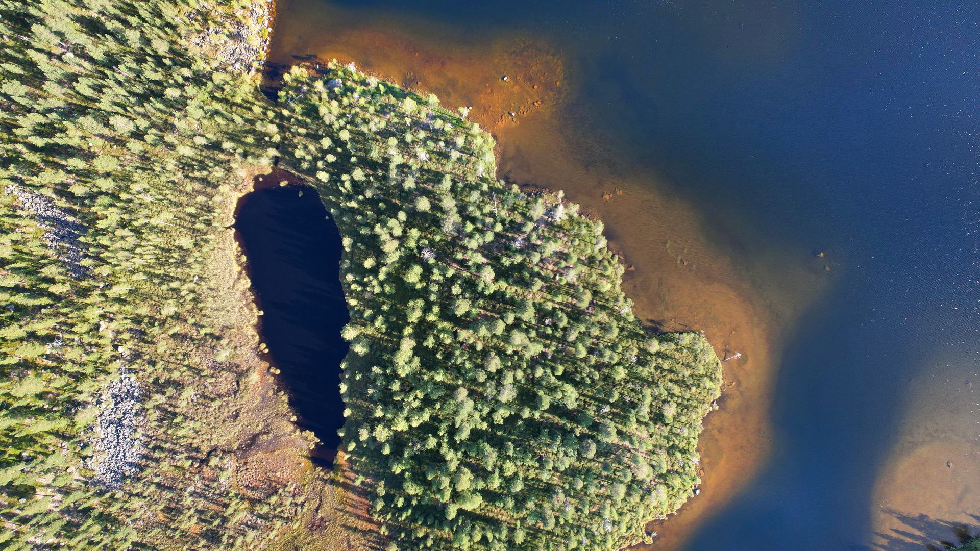 Ranta on matalahko ja hiekkapohjainen