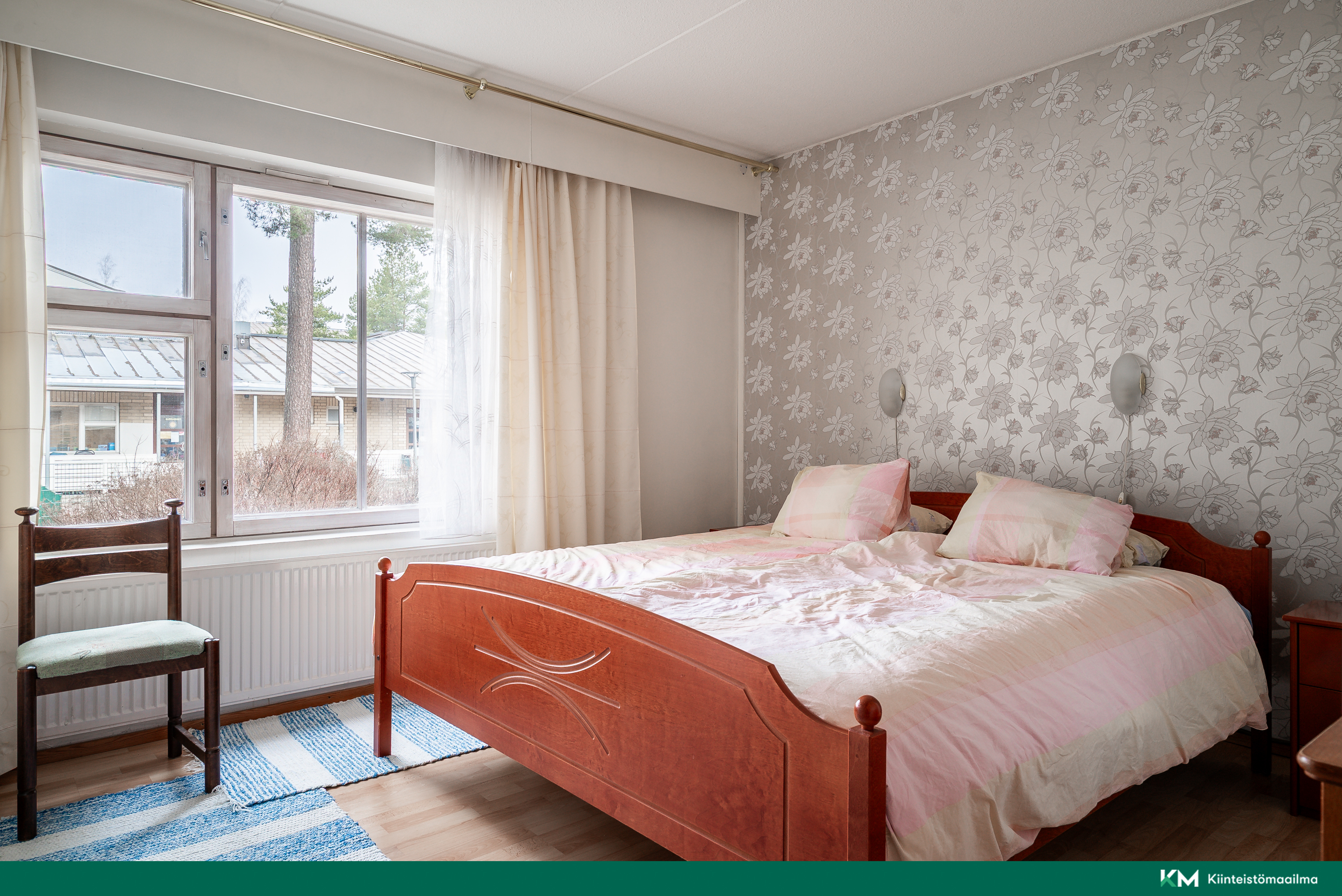 Makuuhuoneessa on helposti tilaa parisängylle