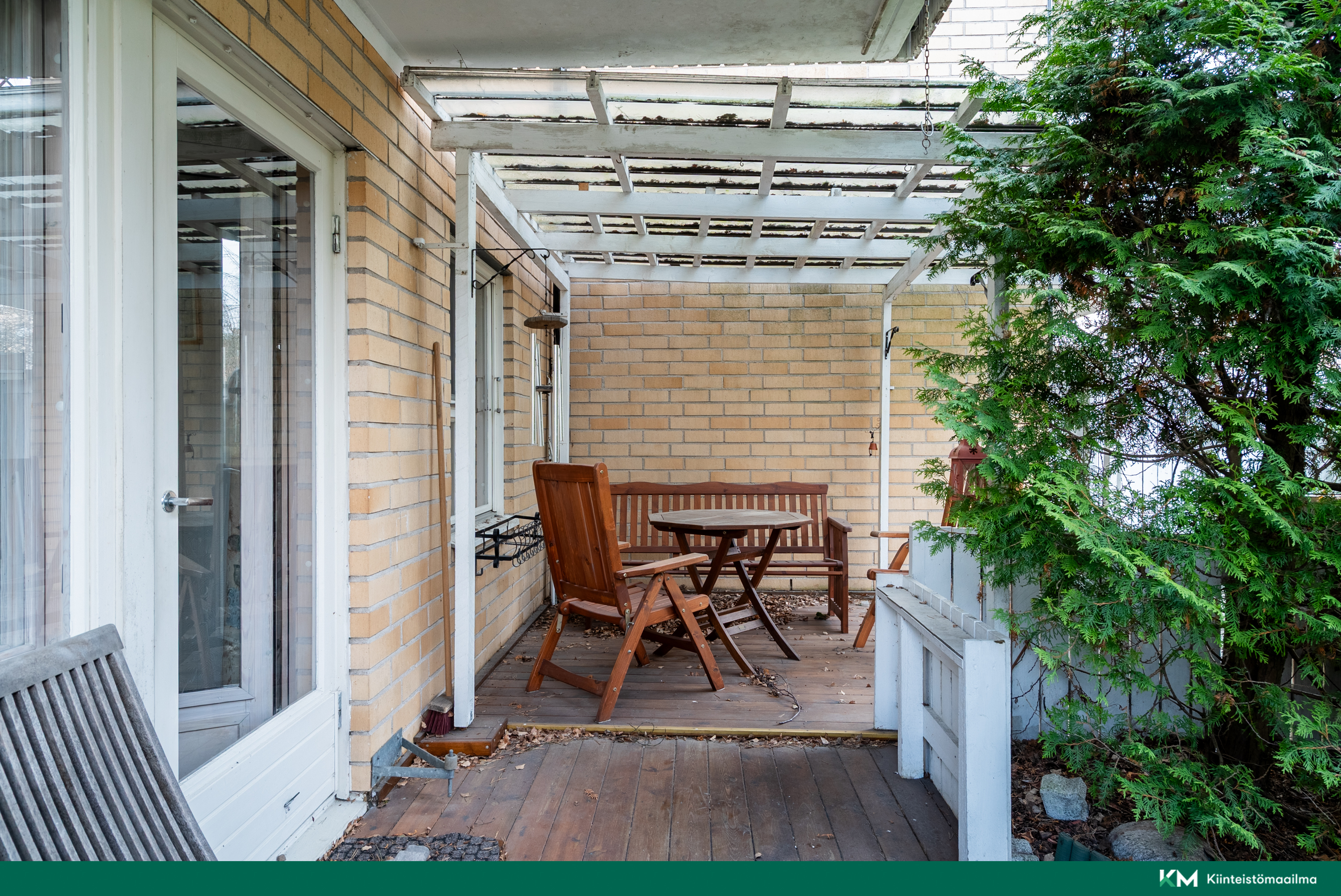 Katetulla terassilla voi nauttia ulkoilmasta sateellakin