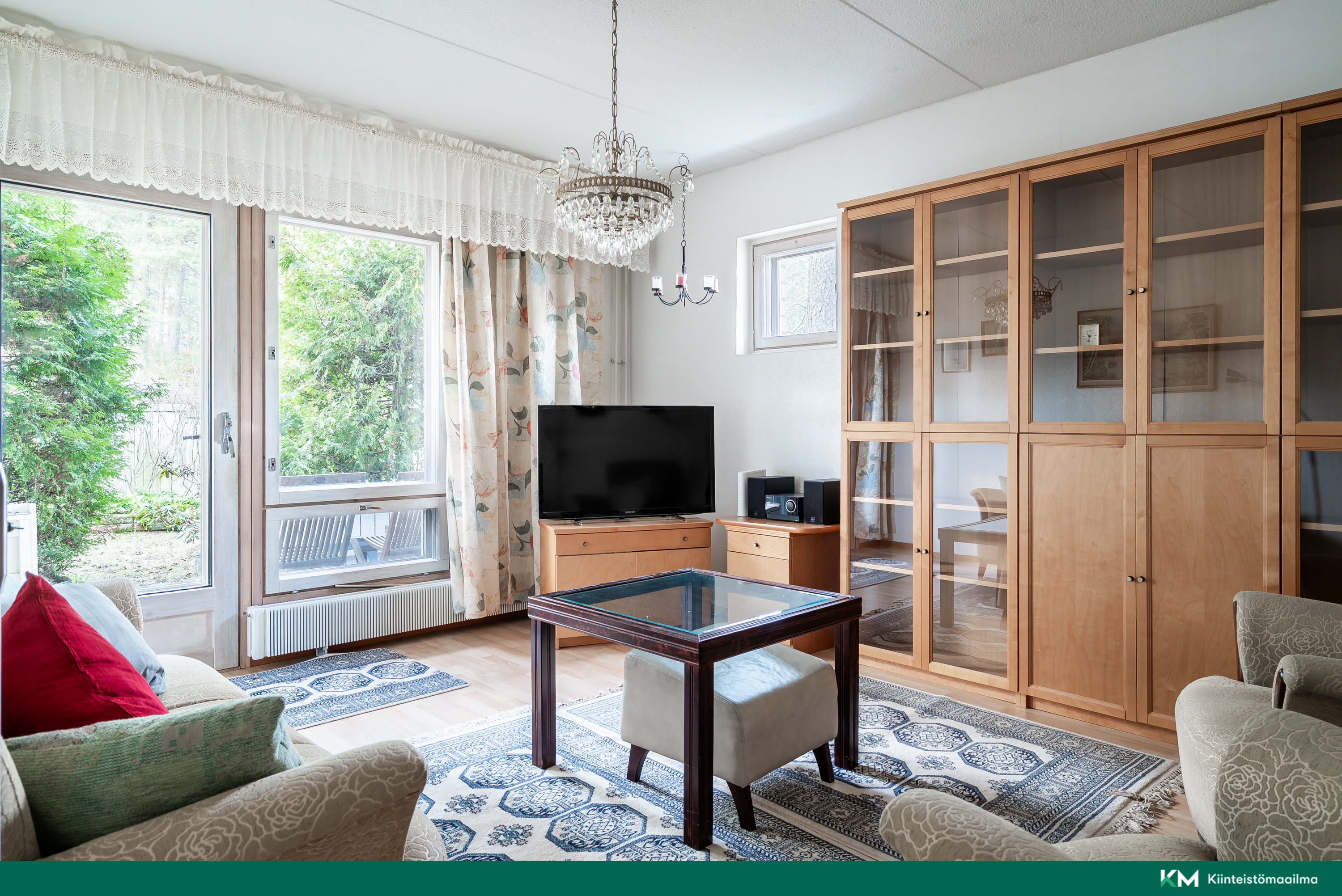 Olohuoneesta on vehreät näkymät pihalle