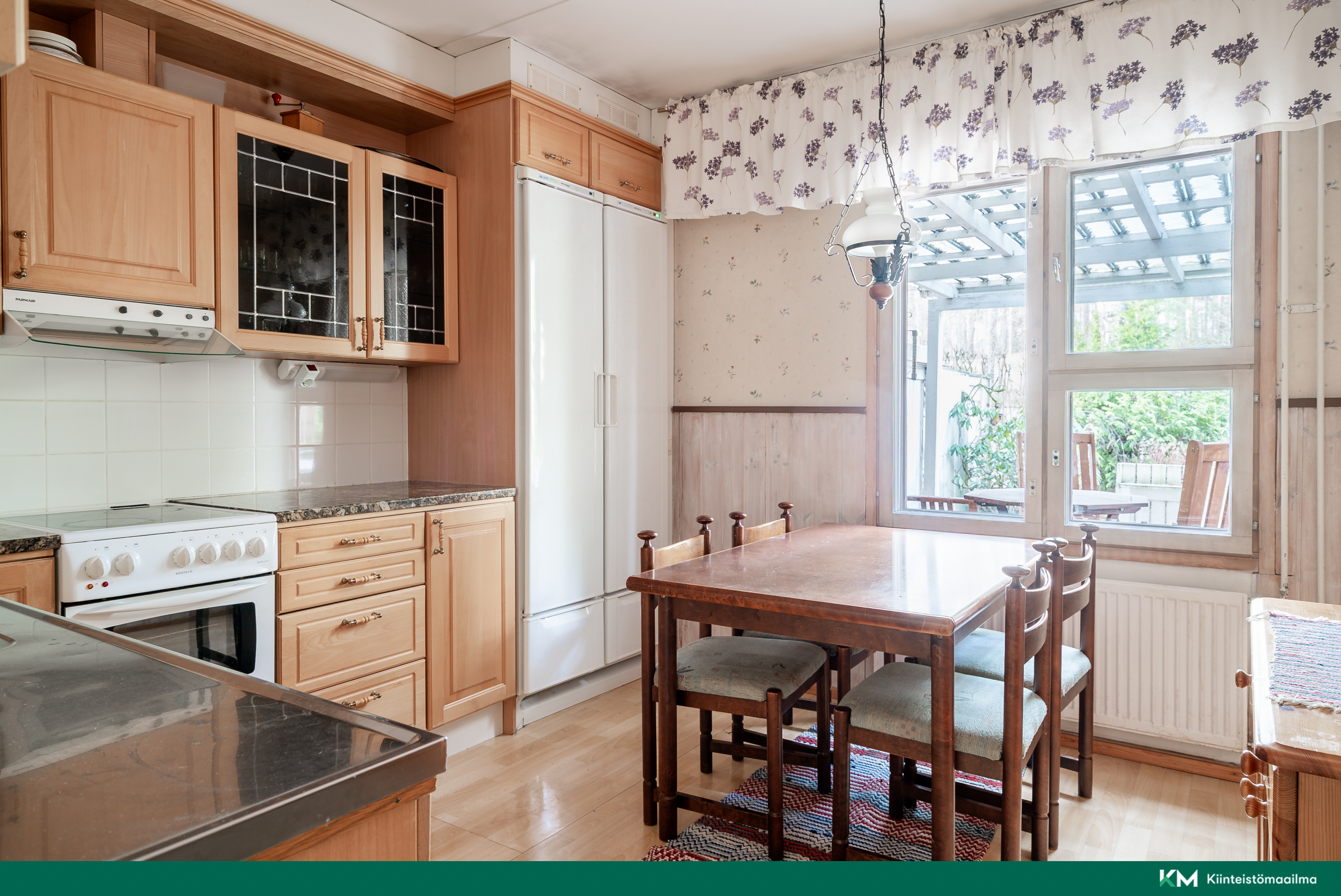 Keittiöön mahtuu kunnon ruokailuryhmä