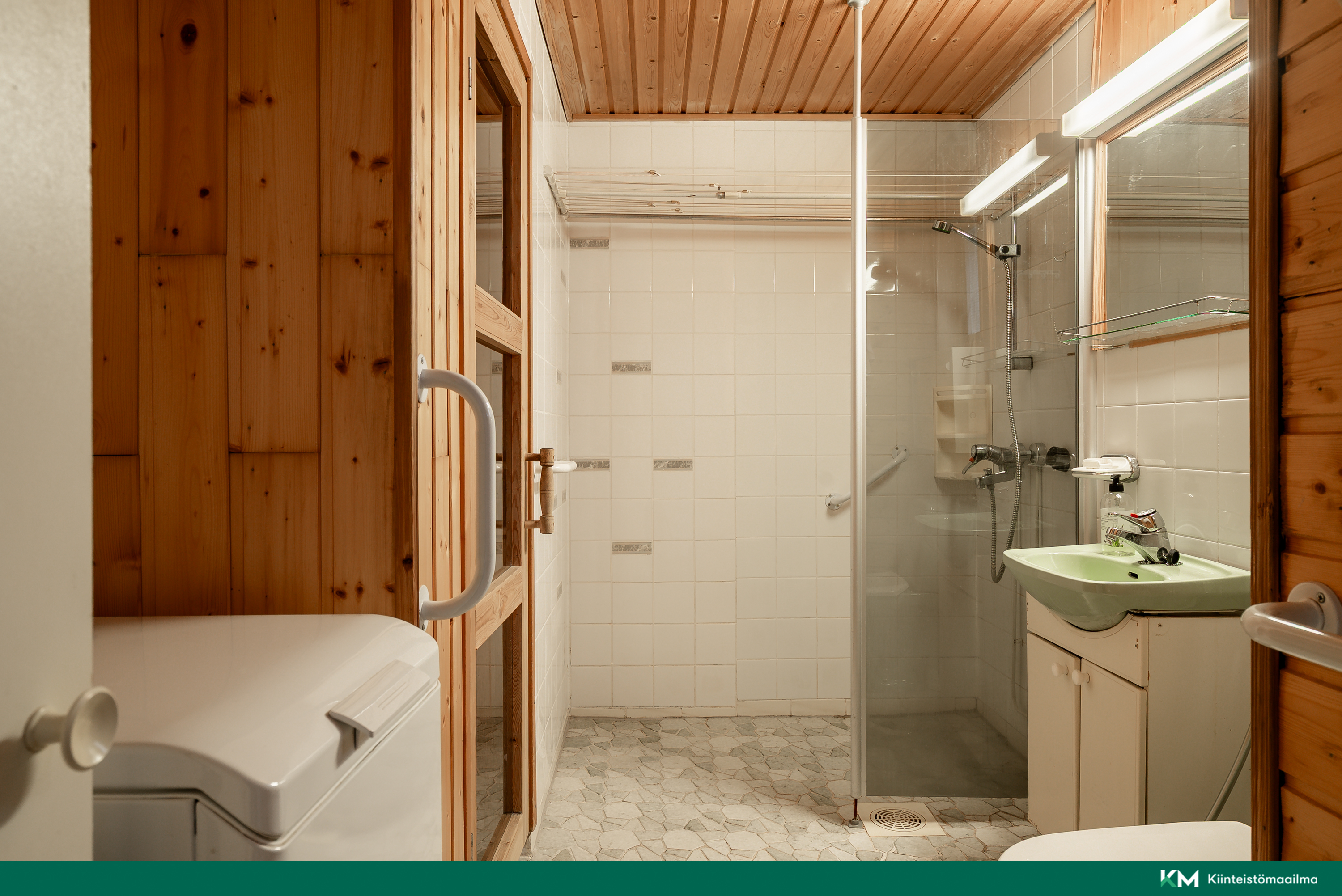 Kylpyhuoneessa on paikka pesukoneelle