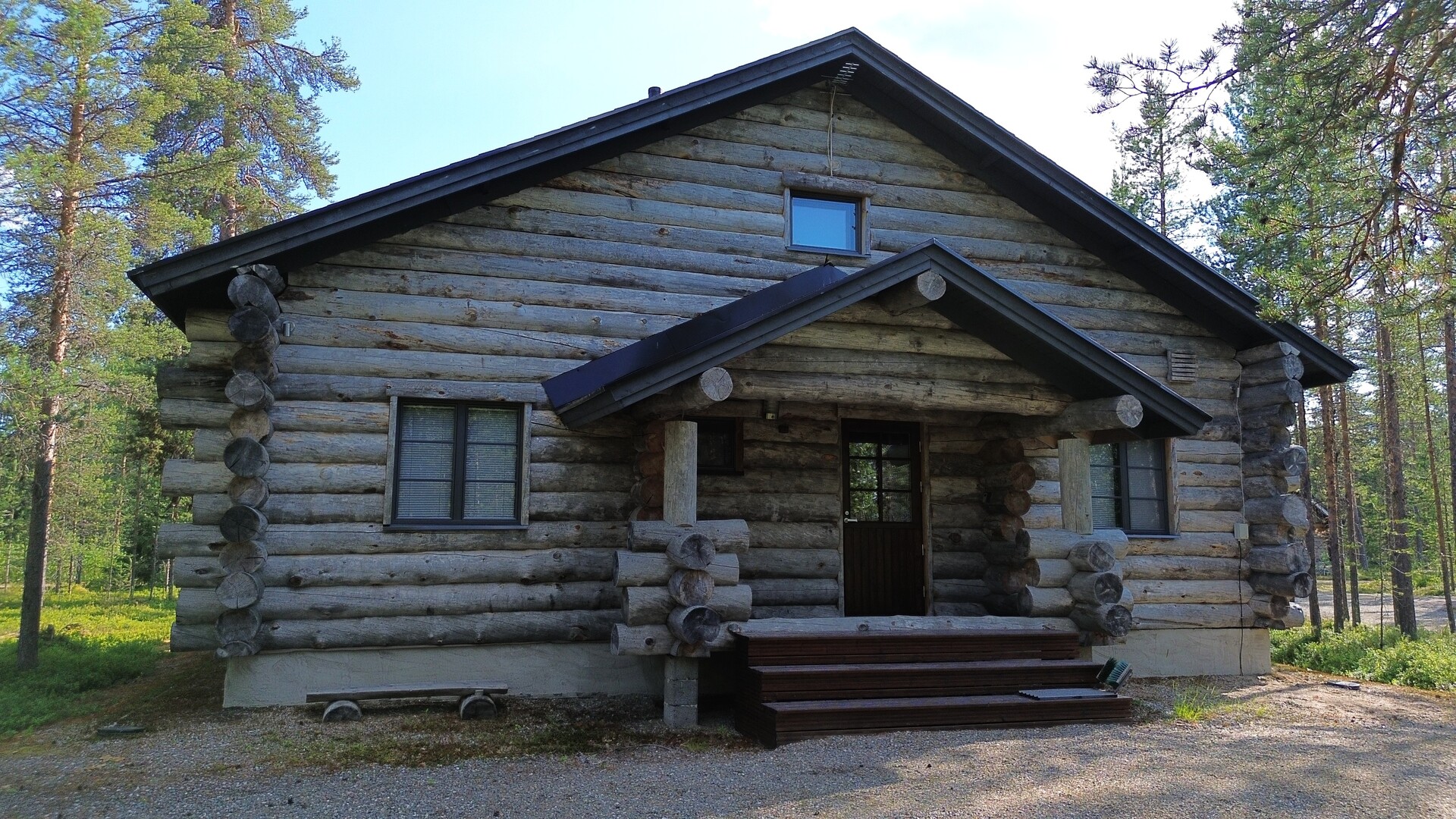 Kirvestie 24, Kolari
