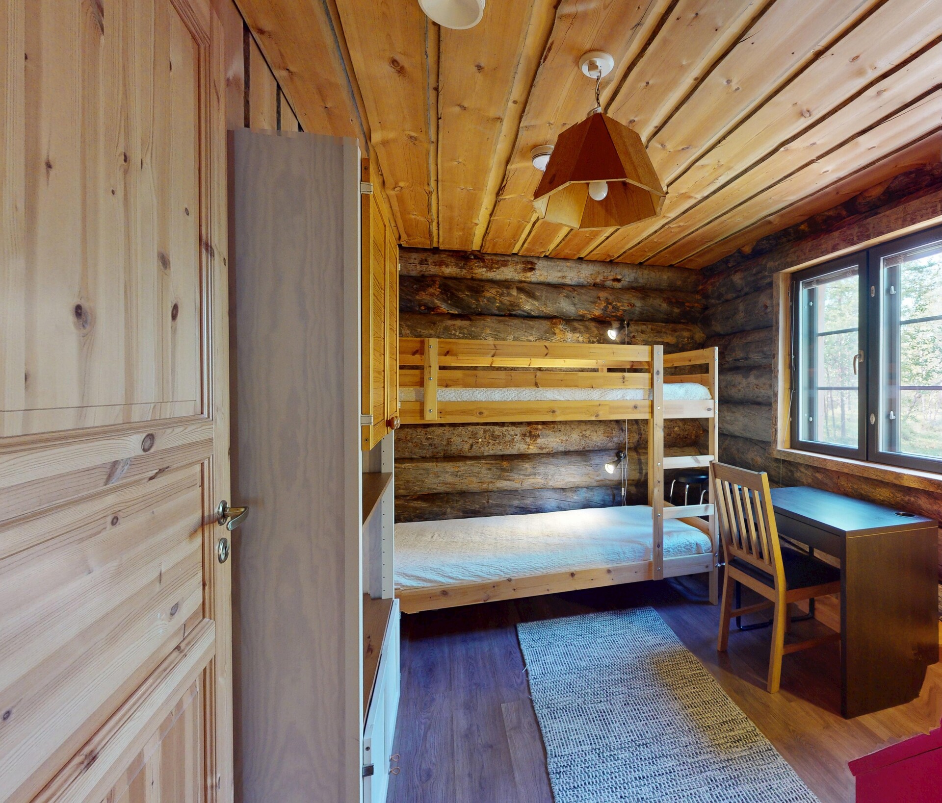 Kirvestie 24, Kolari