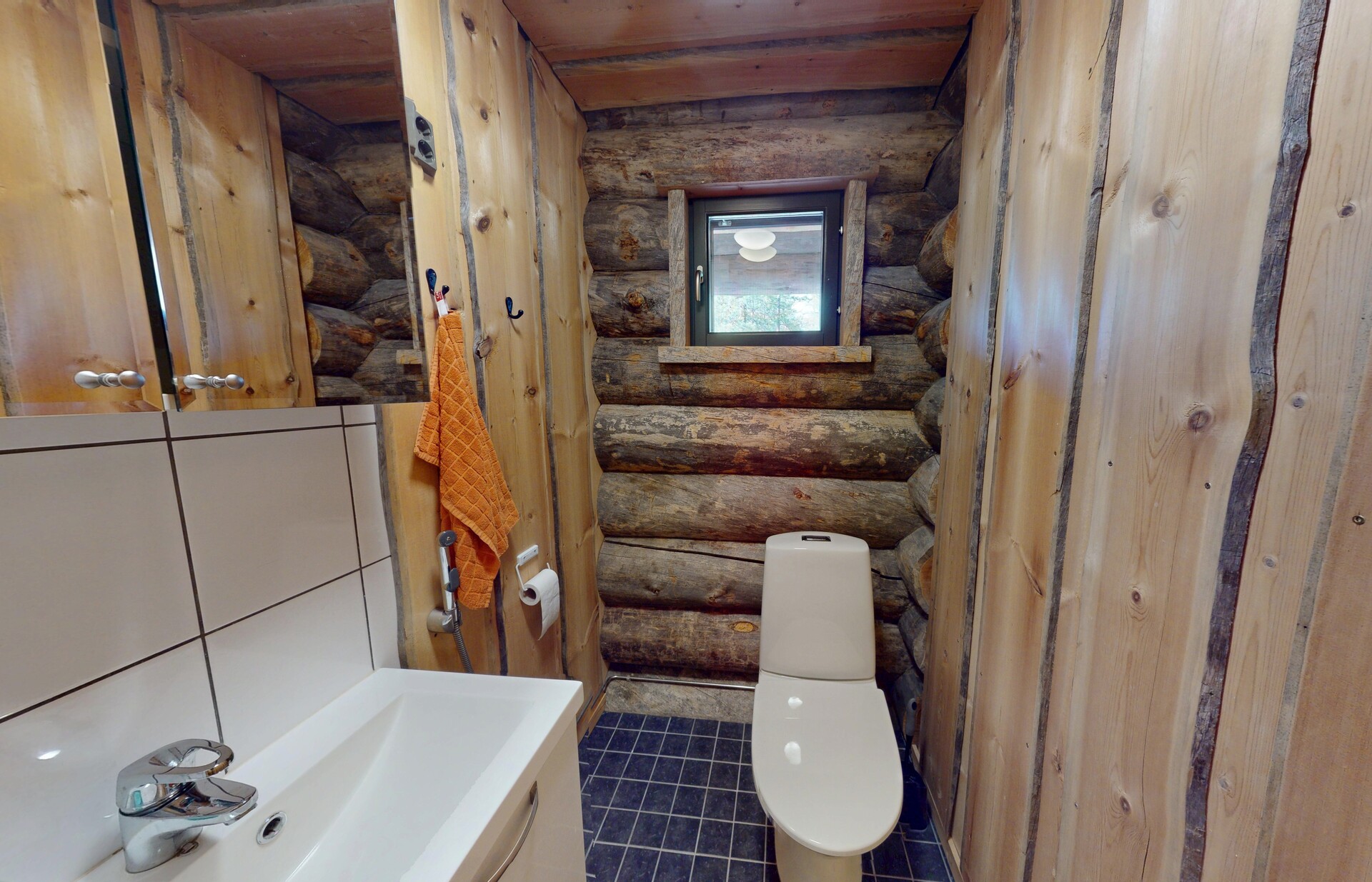 Kirvestie 24, Kolari