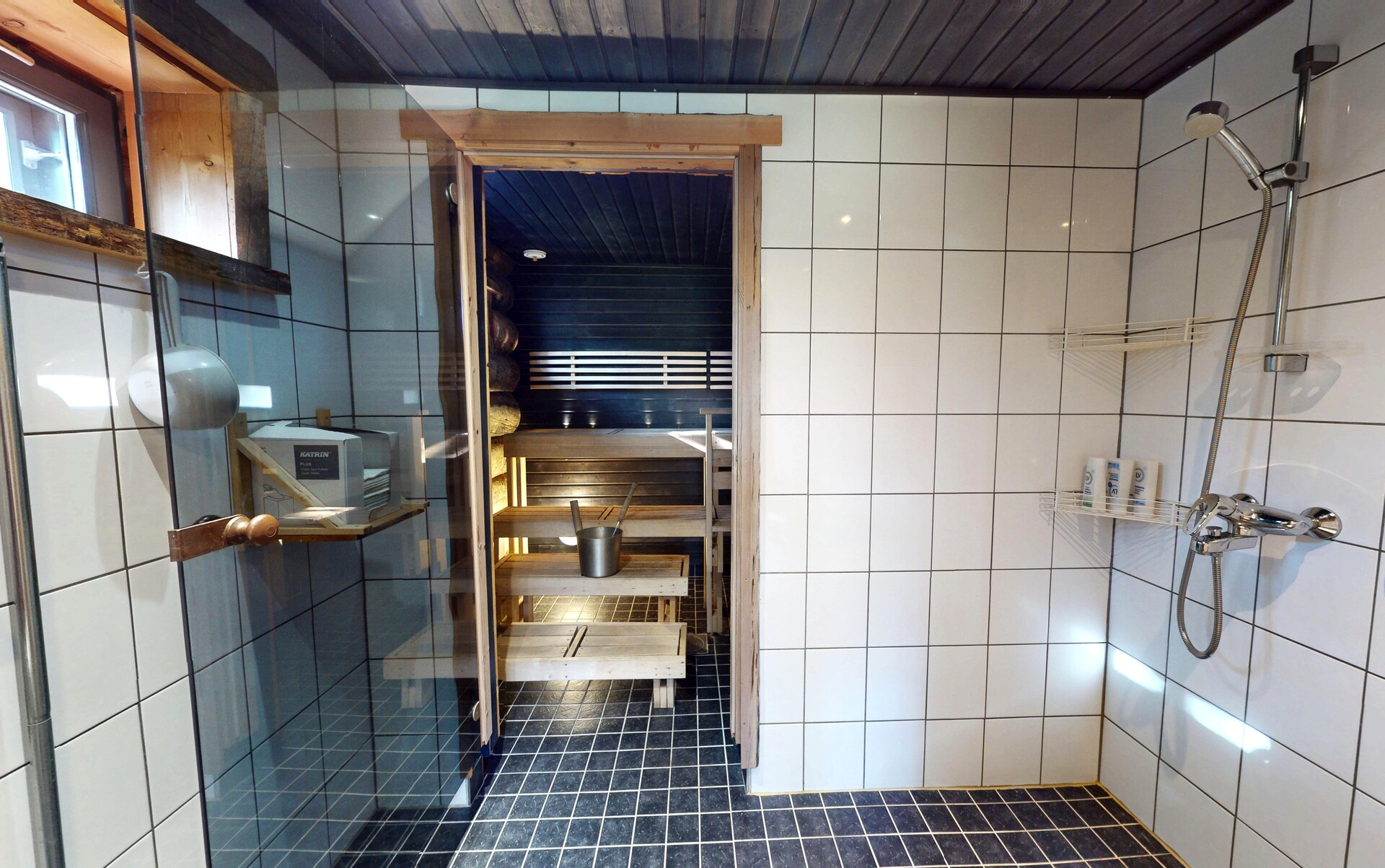 Kirvestie 24, Kolari