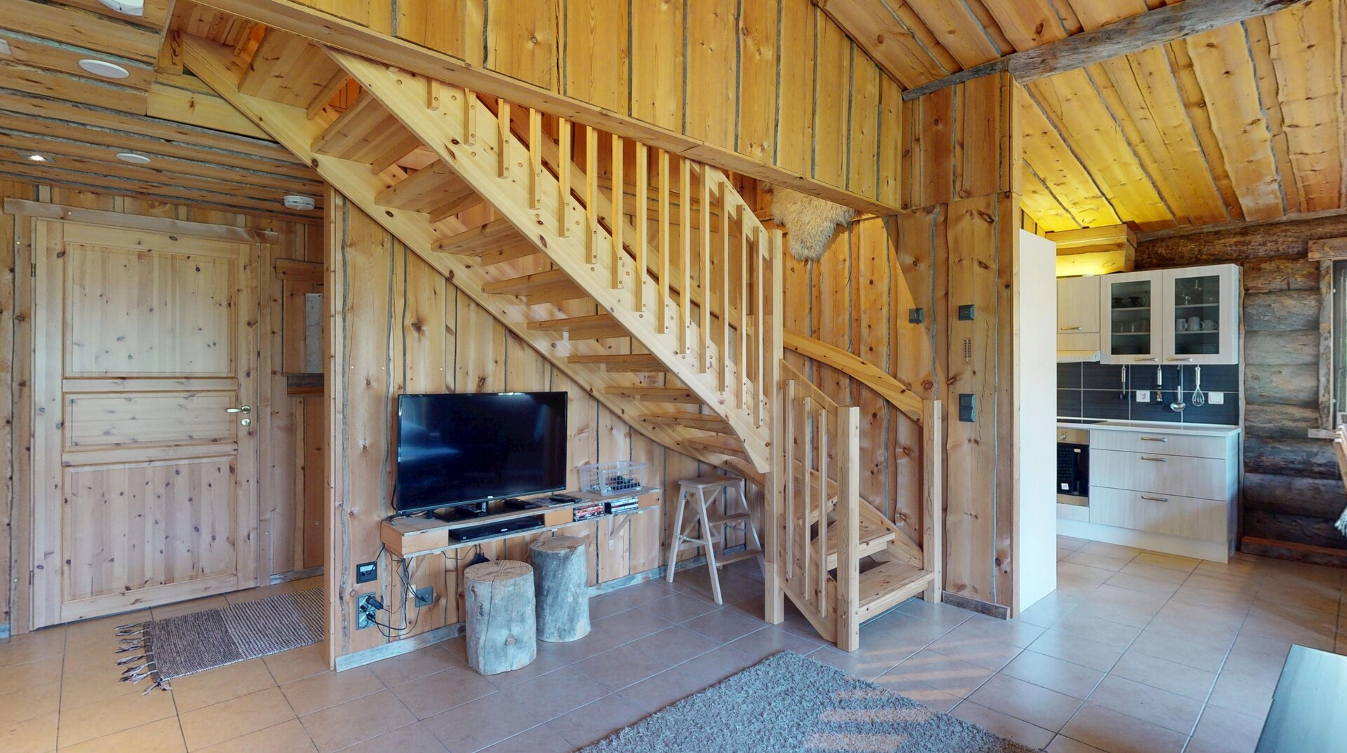 Kirvestie 24, Kolari