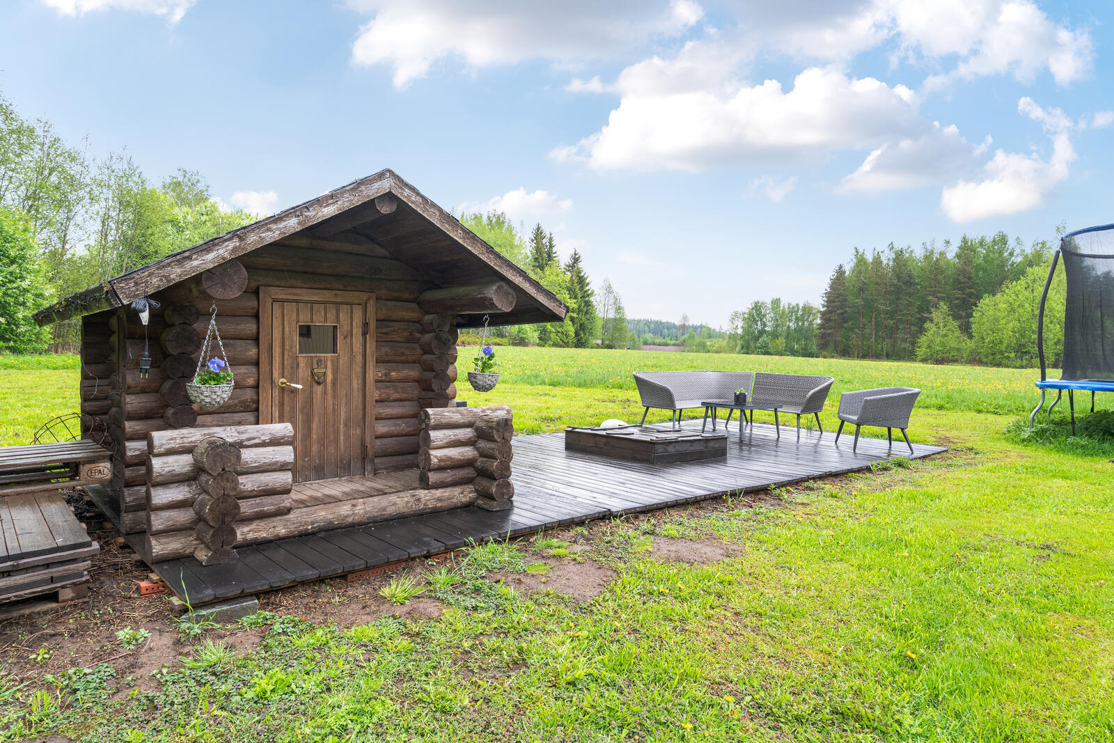 Pihamökki ja patio