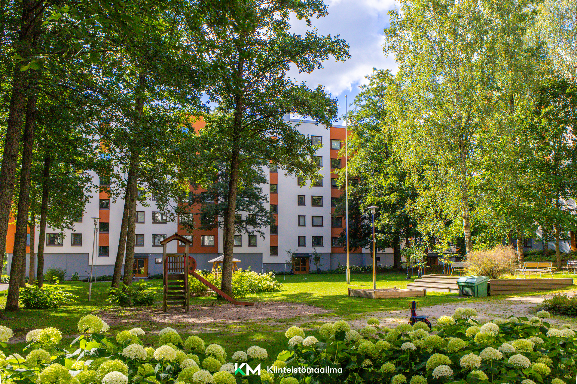 Taloyhtiöllä viihtyisä ja vehreä piha