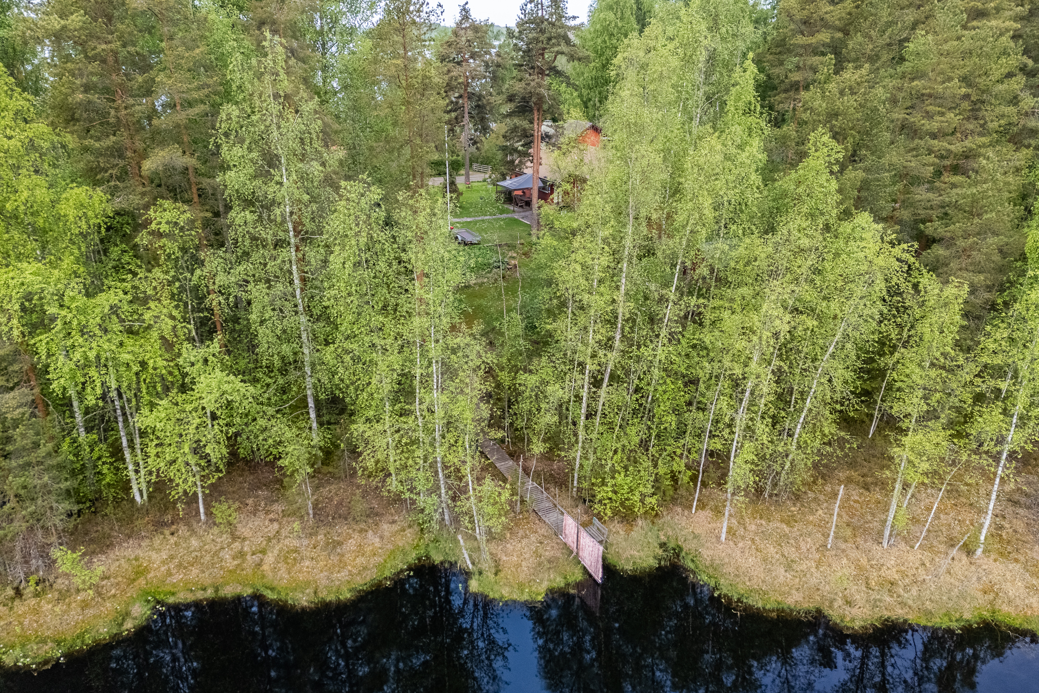 Oma laituri Näkkälammen rannalla.