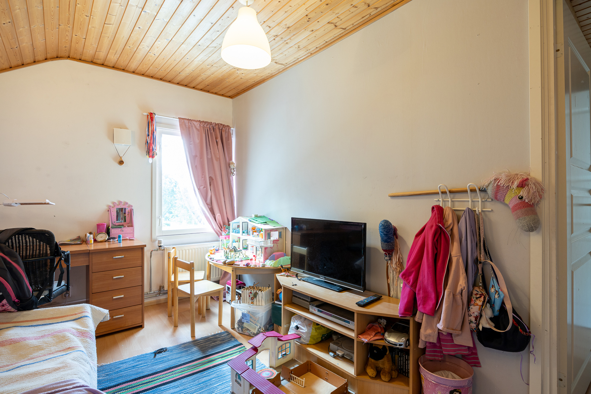 Yläkerran makuuhuone 1
