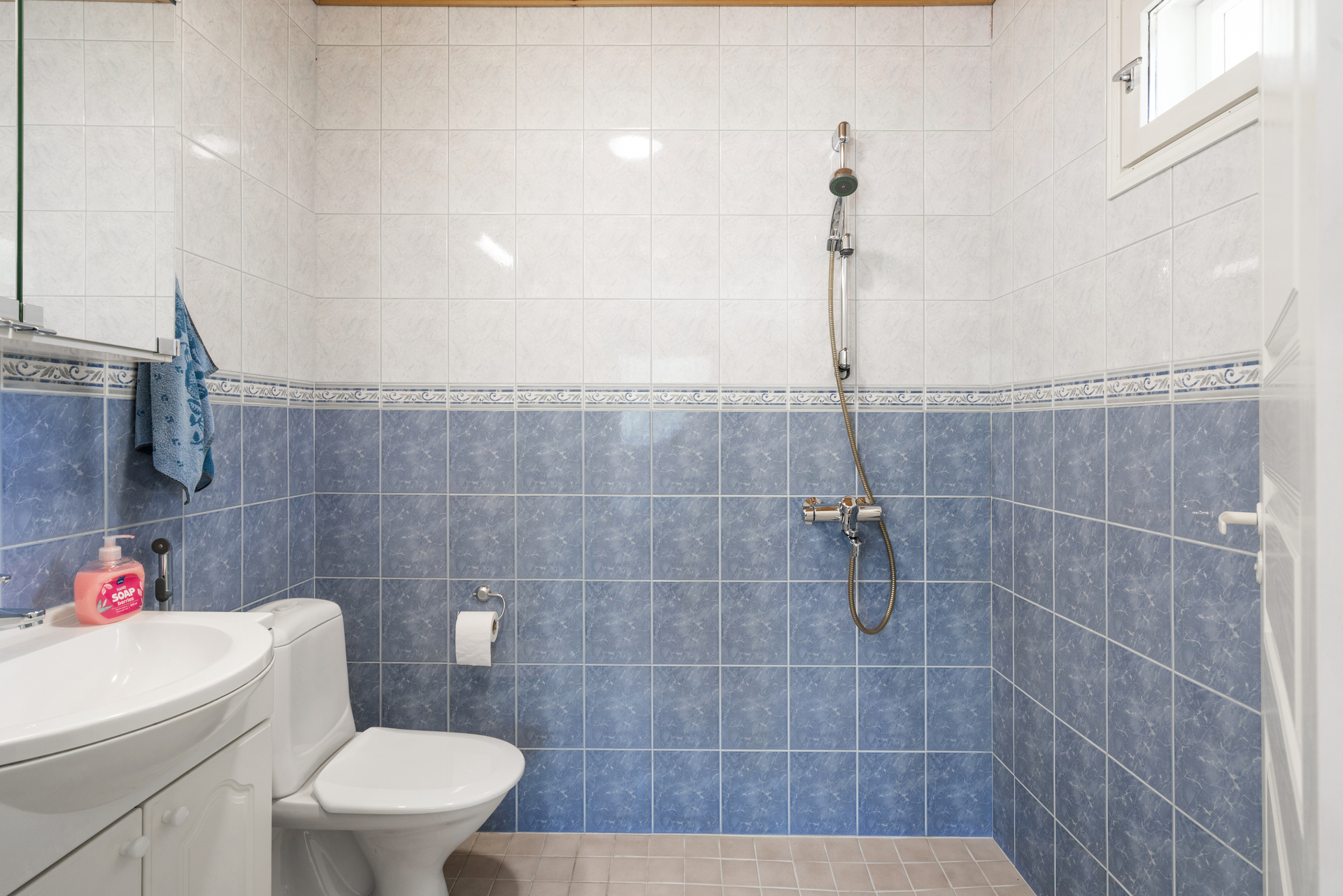 Makuuhuoneen yhteydessä oma wc ja suihku