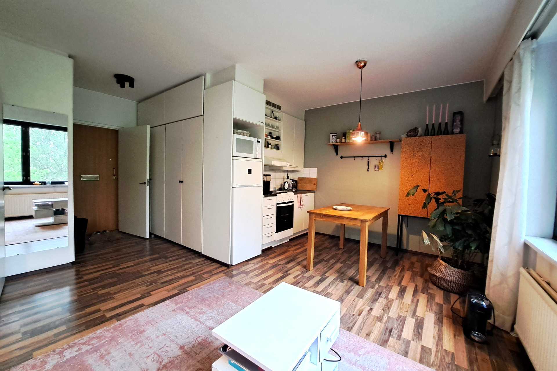 näkymää huonetilaan keittiöön
