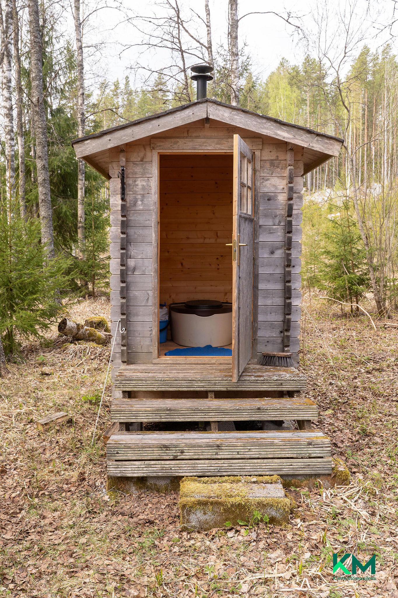 komspotoiva ulkohuussi