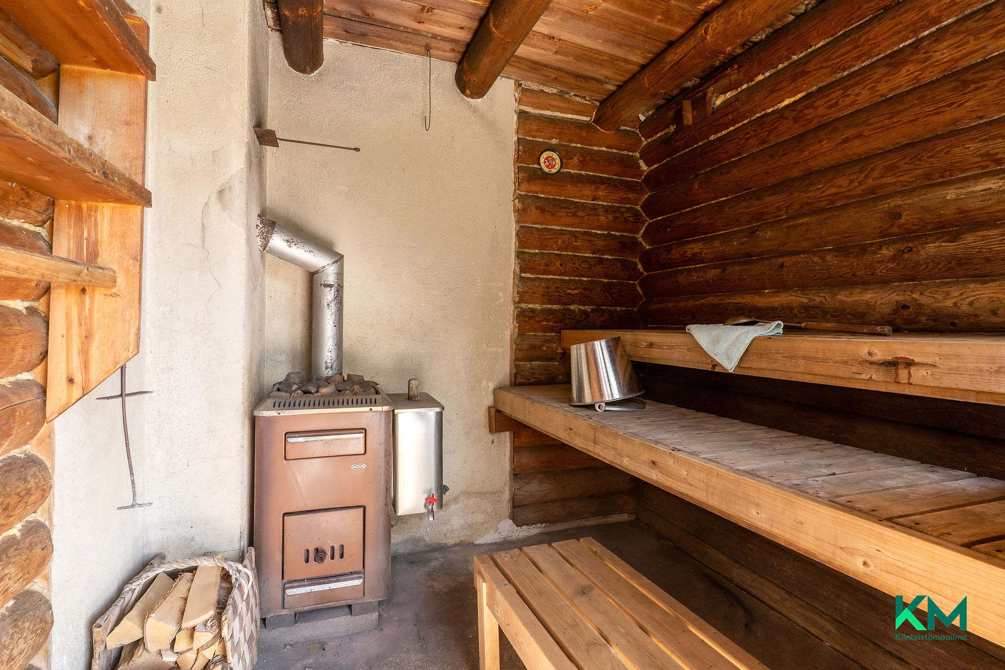 Sauna päämökin yhteydessä