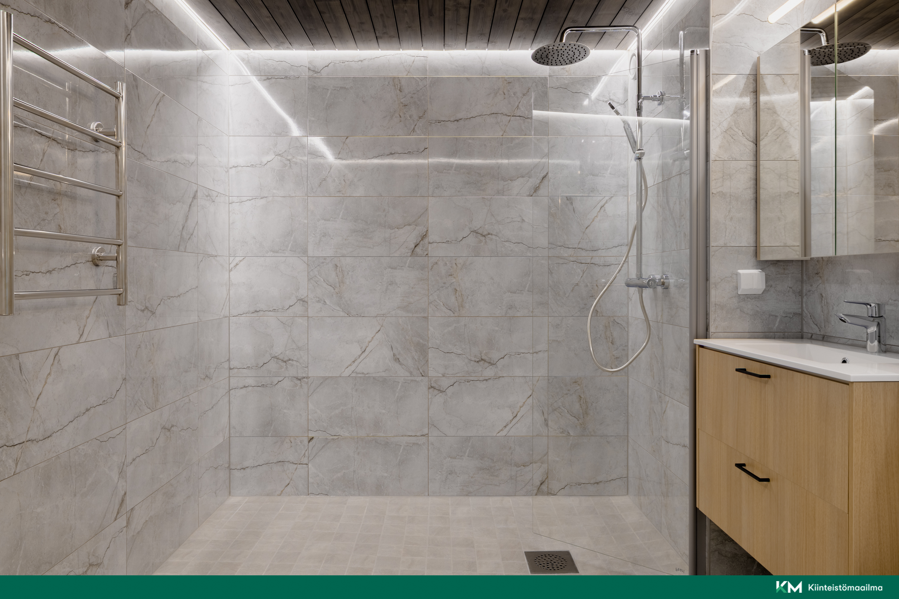 Uusitussa kylpyhuoneessa on lattialämmitys ja pyyhekuivain