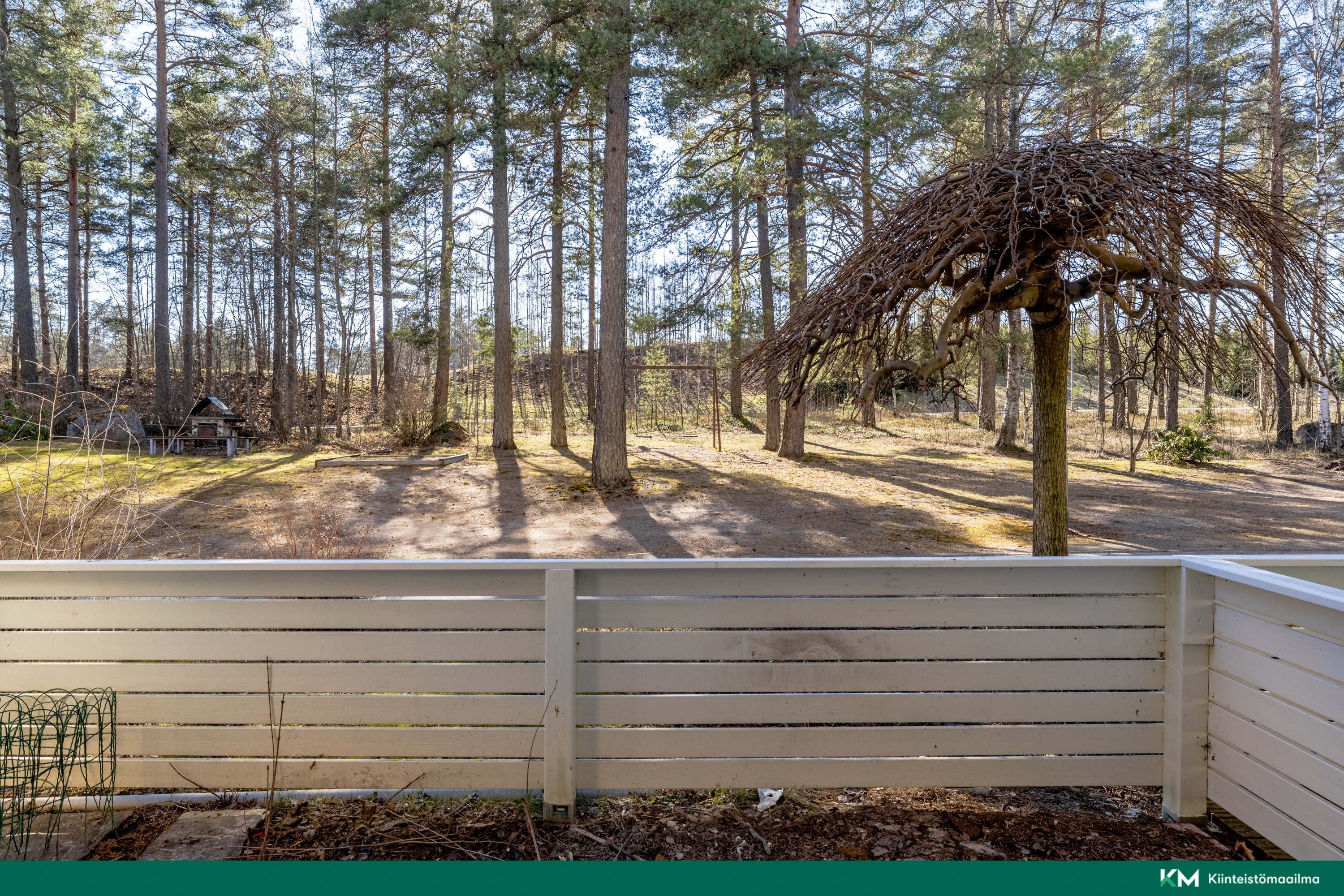 Huoneistolle kuuluu oma aidattu piha