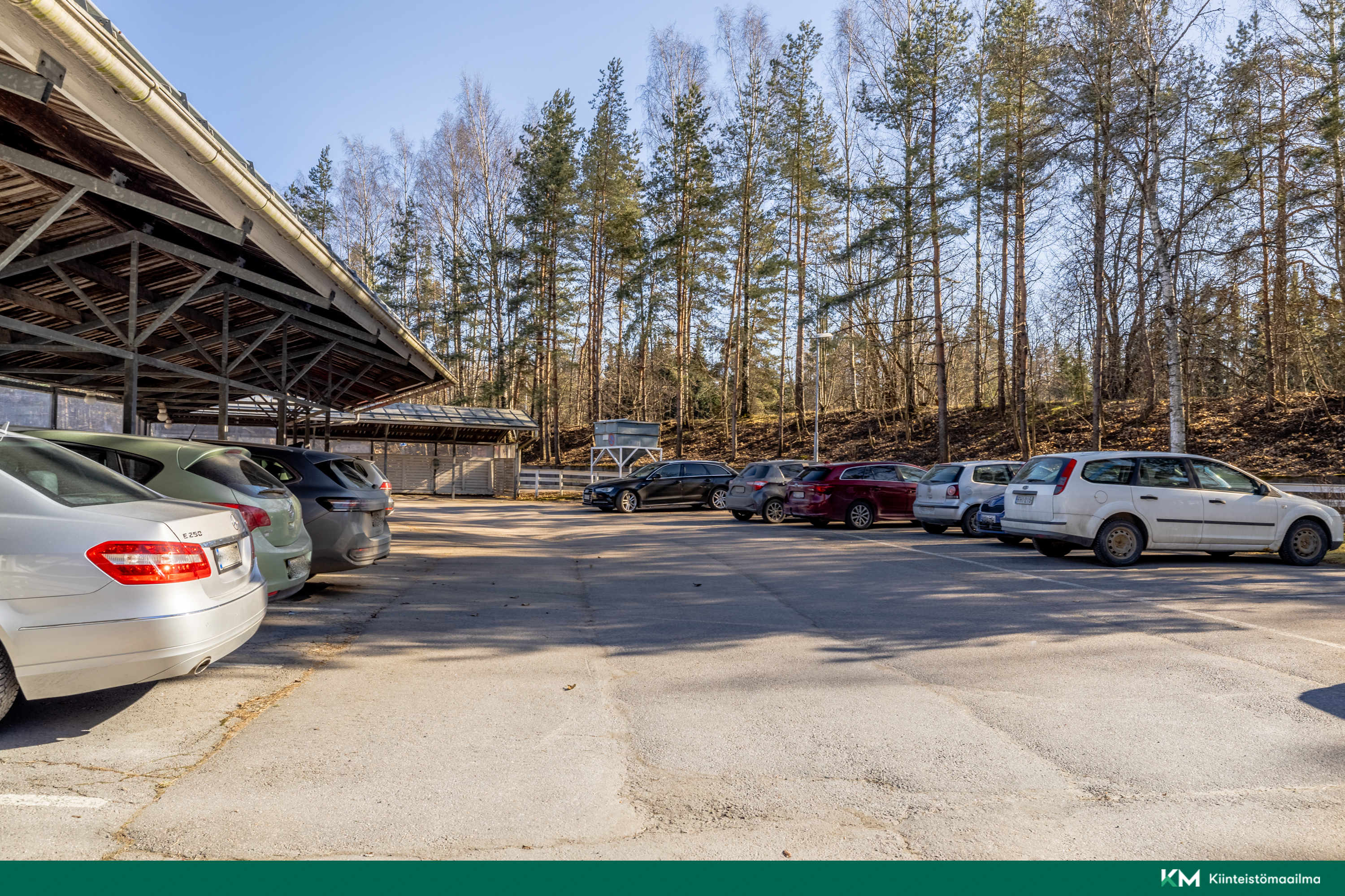 Taloyhtiöllä on runsaasti parkkipaikkoja