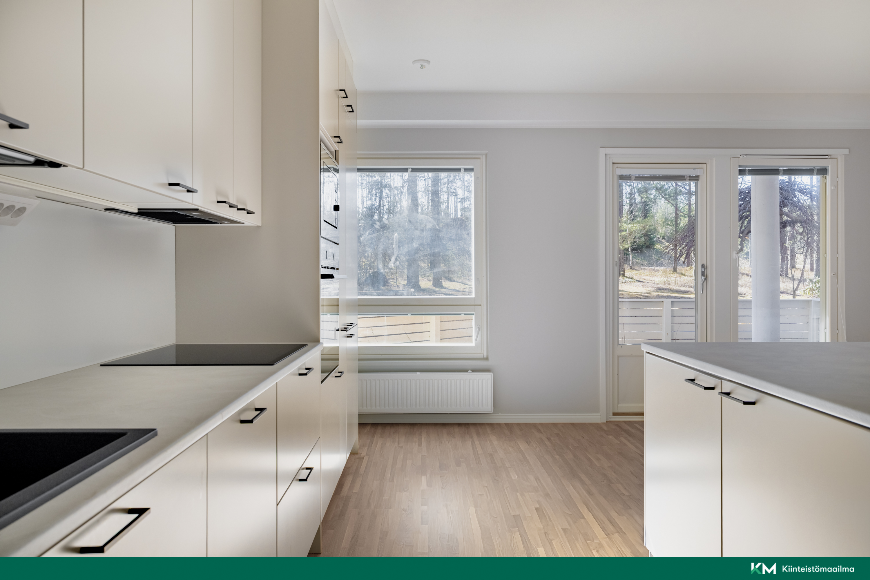 Runsaat kaappitilat ja saareke helpottavat arkea