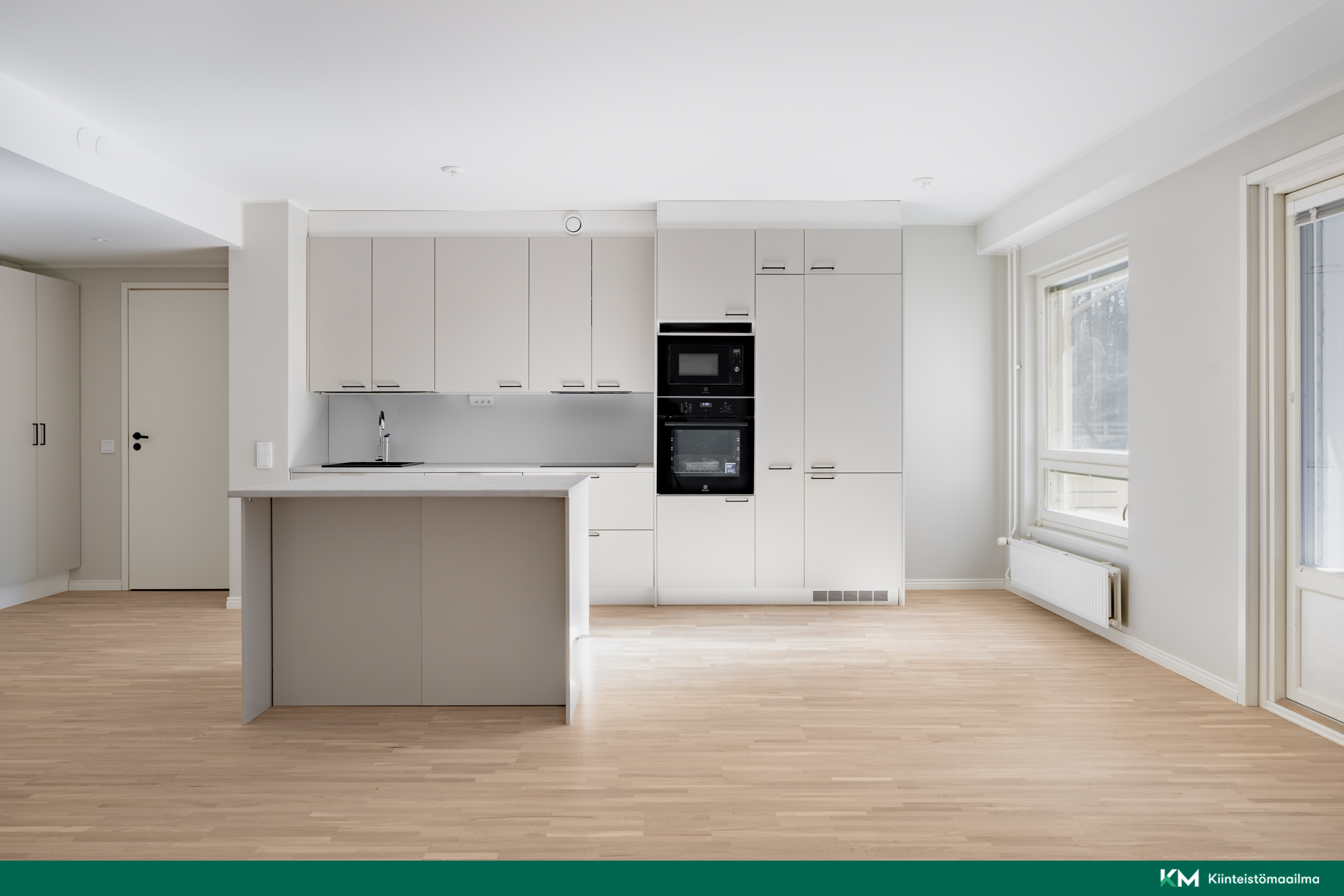 Lattia on tammiparkettia