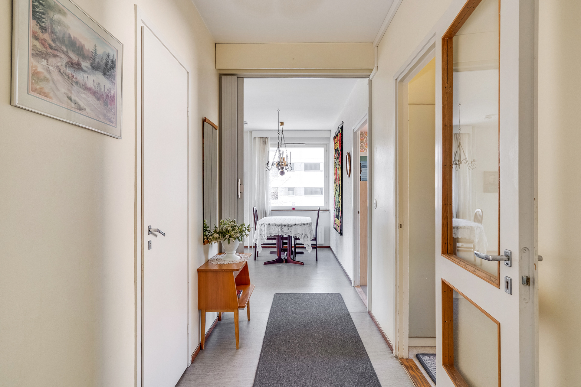 Vaatehuone vasemmalla