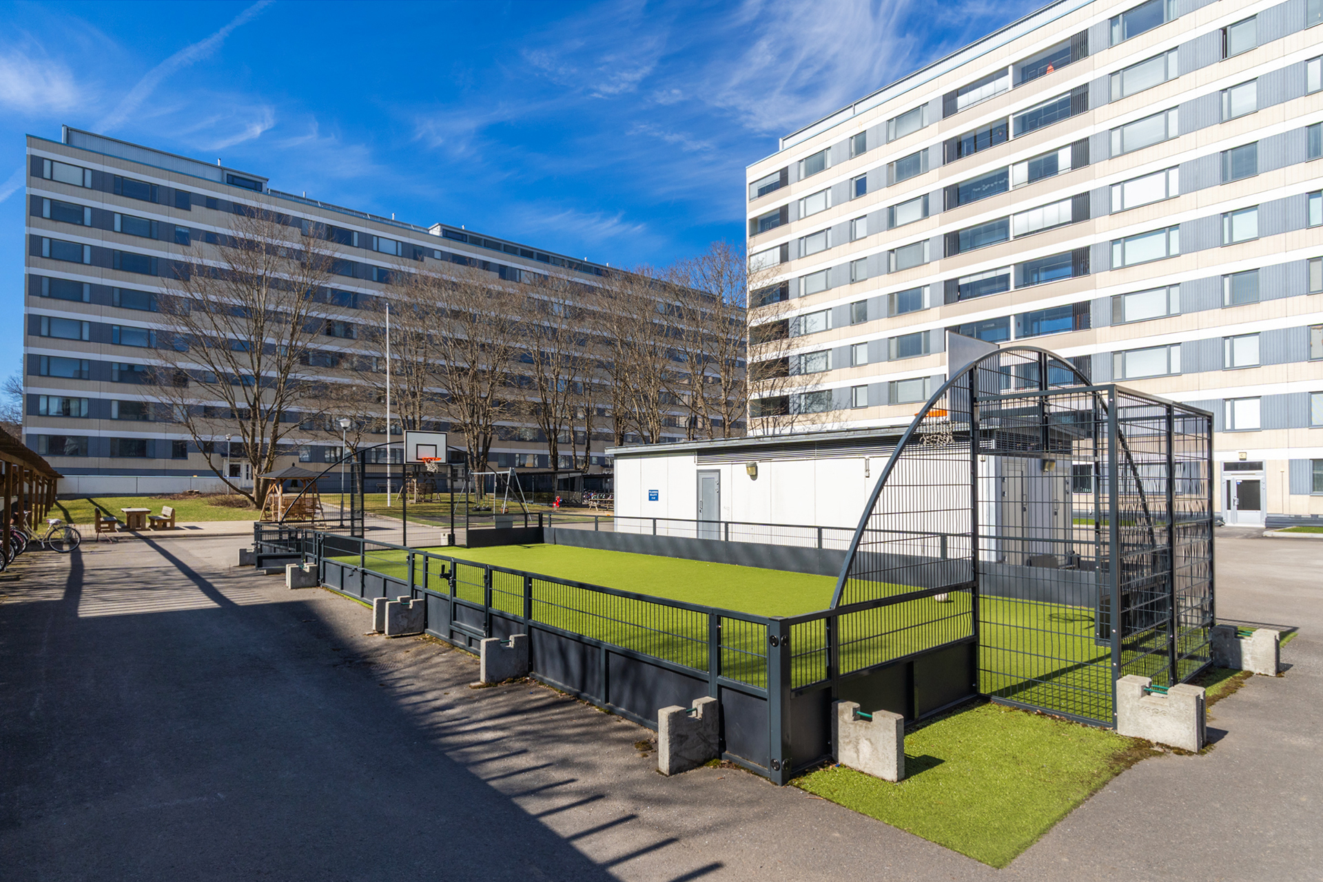 Taloyhtiön pihapiiriä on uudistettu vasta viihtyisämmäksi