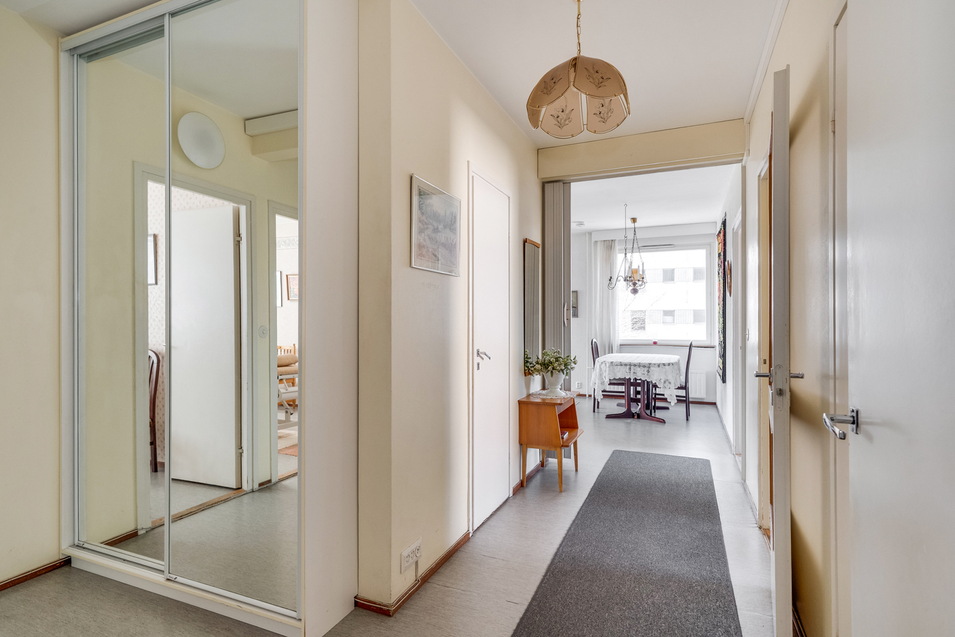 Eteisessä hyvin säilytystilaa kaapistoissa