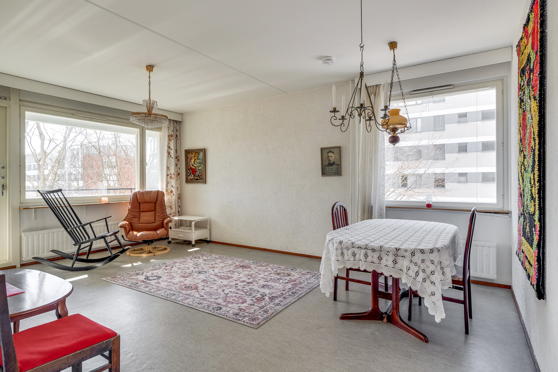 Olohuoneesta on ikkunat kahteen ilmansuuntaan