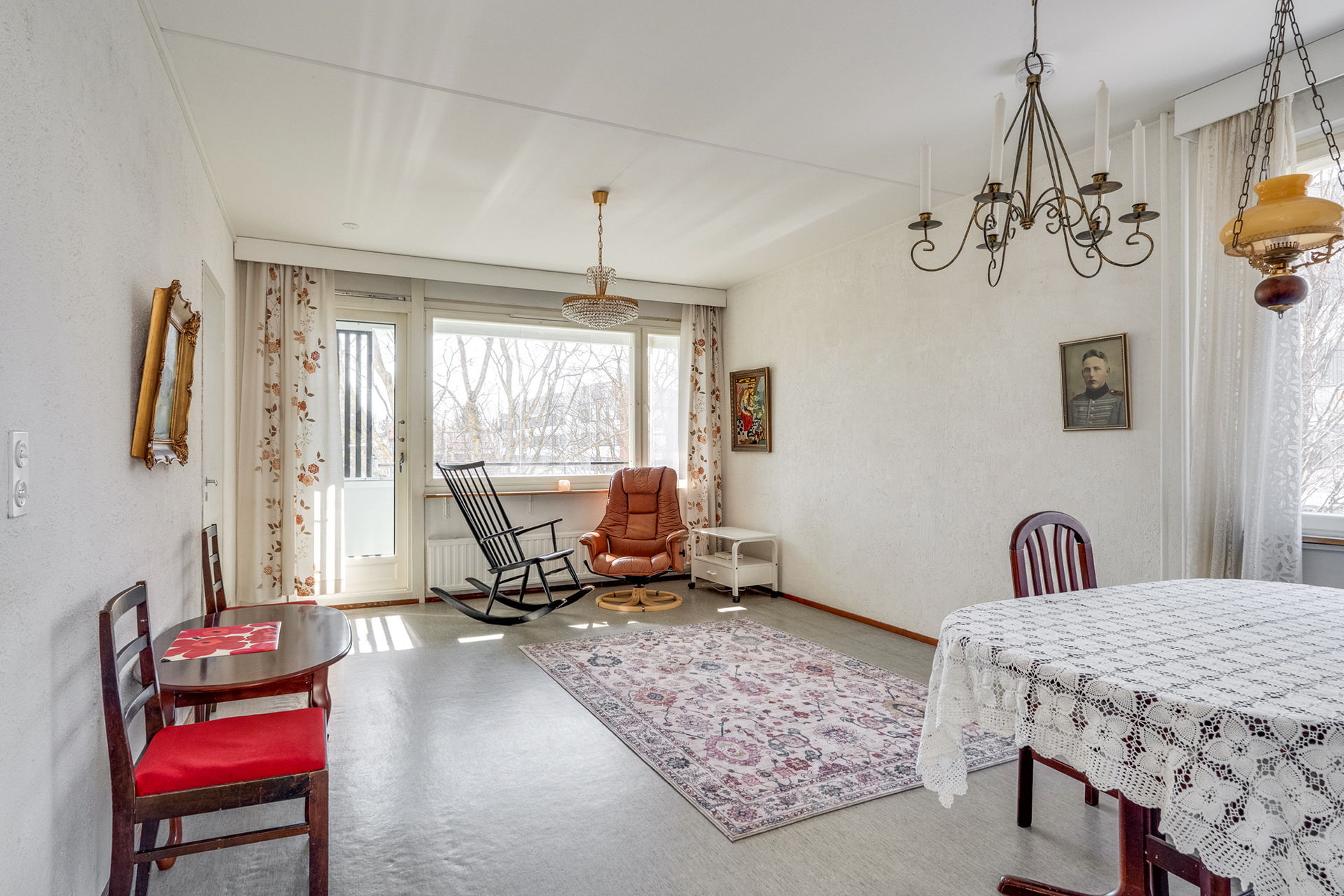 Tilava olohuone ja käynti lasitetulle parvekkeelle. Remontoimalla saat tästä upean kodin