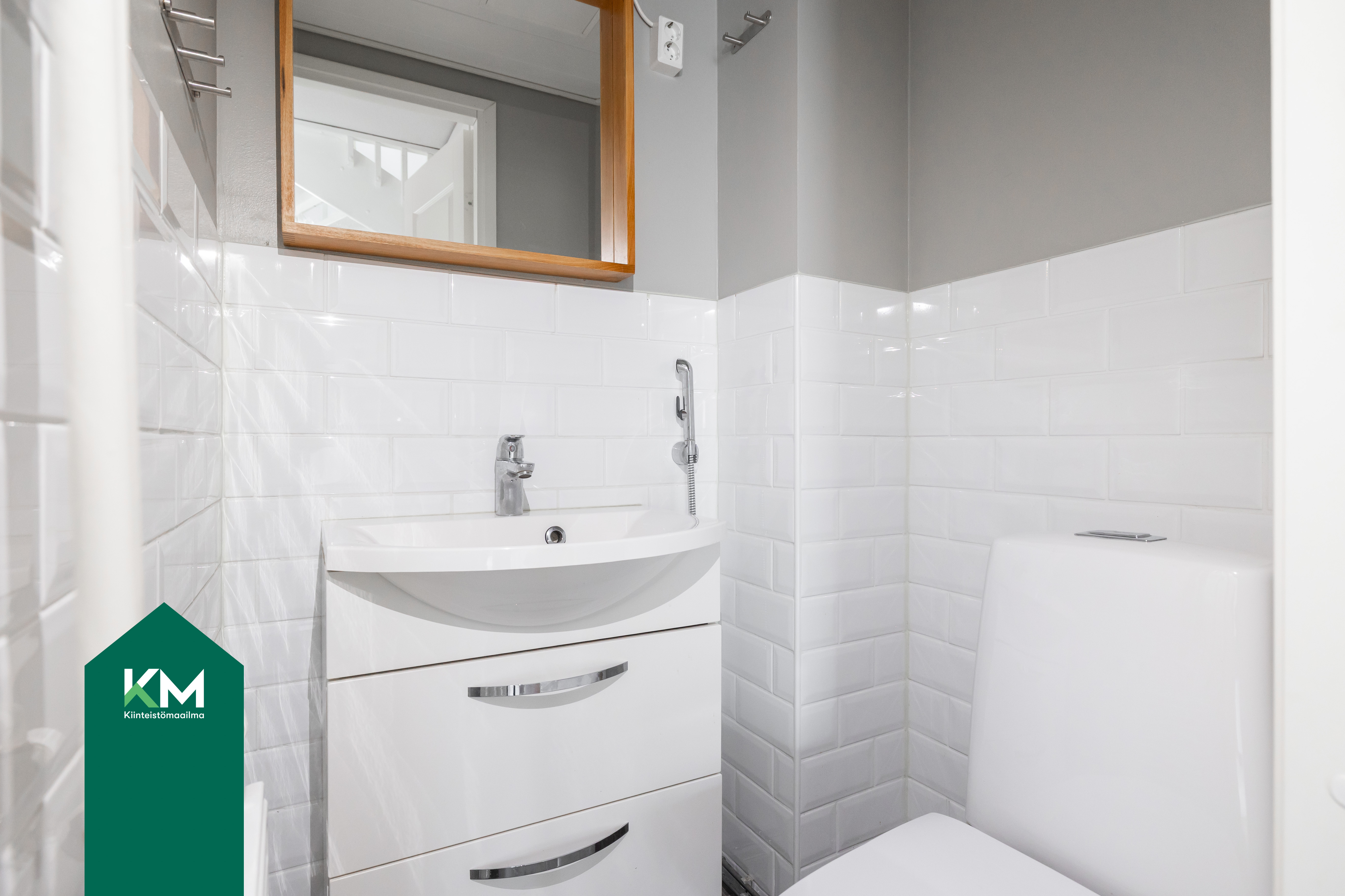 Alakerran erillinen wc.