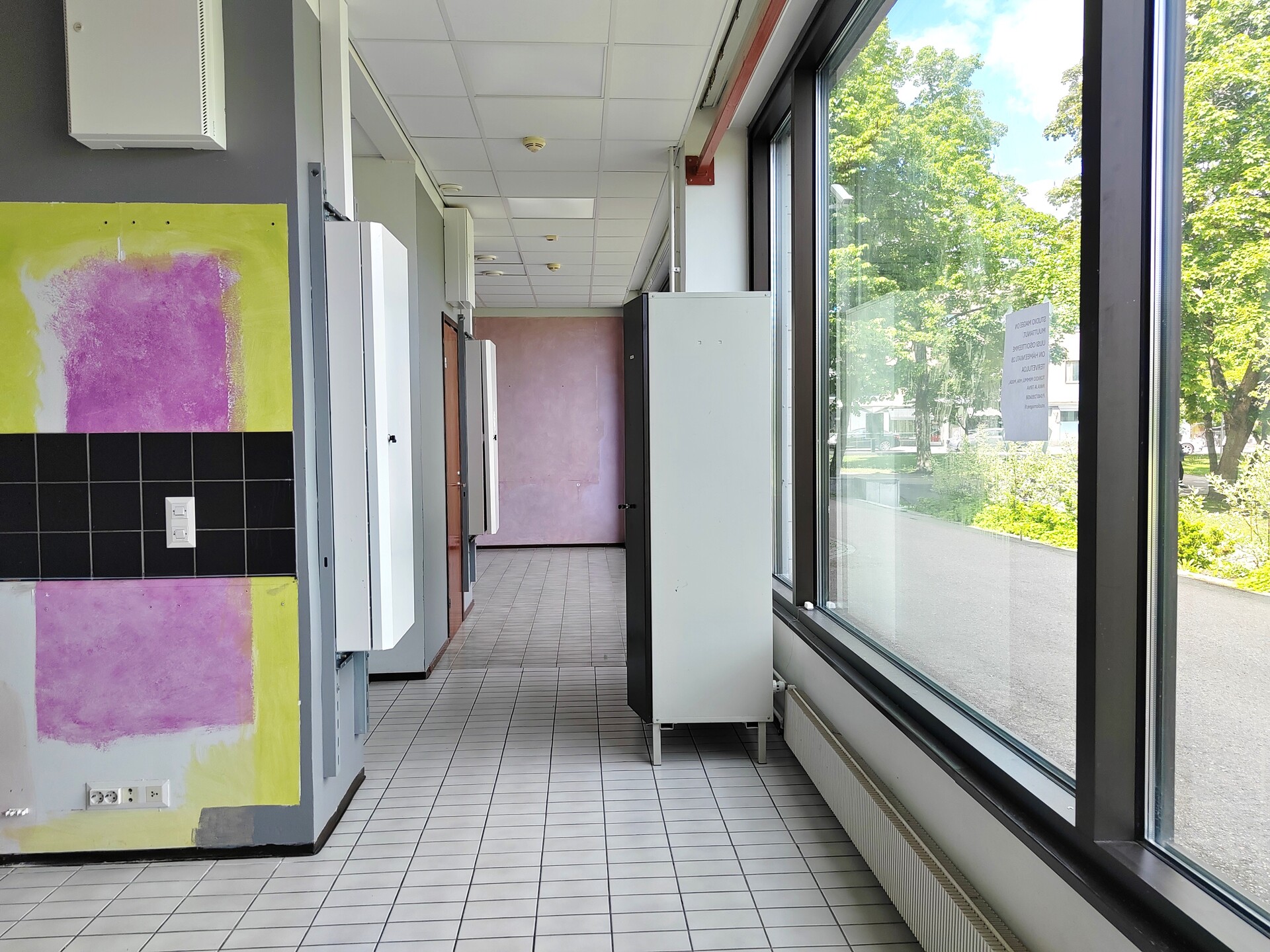 takatiloja ja näyteikkunapintaa
