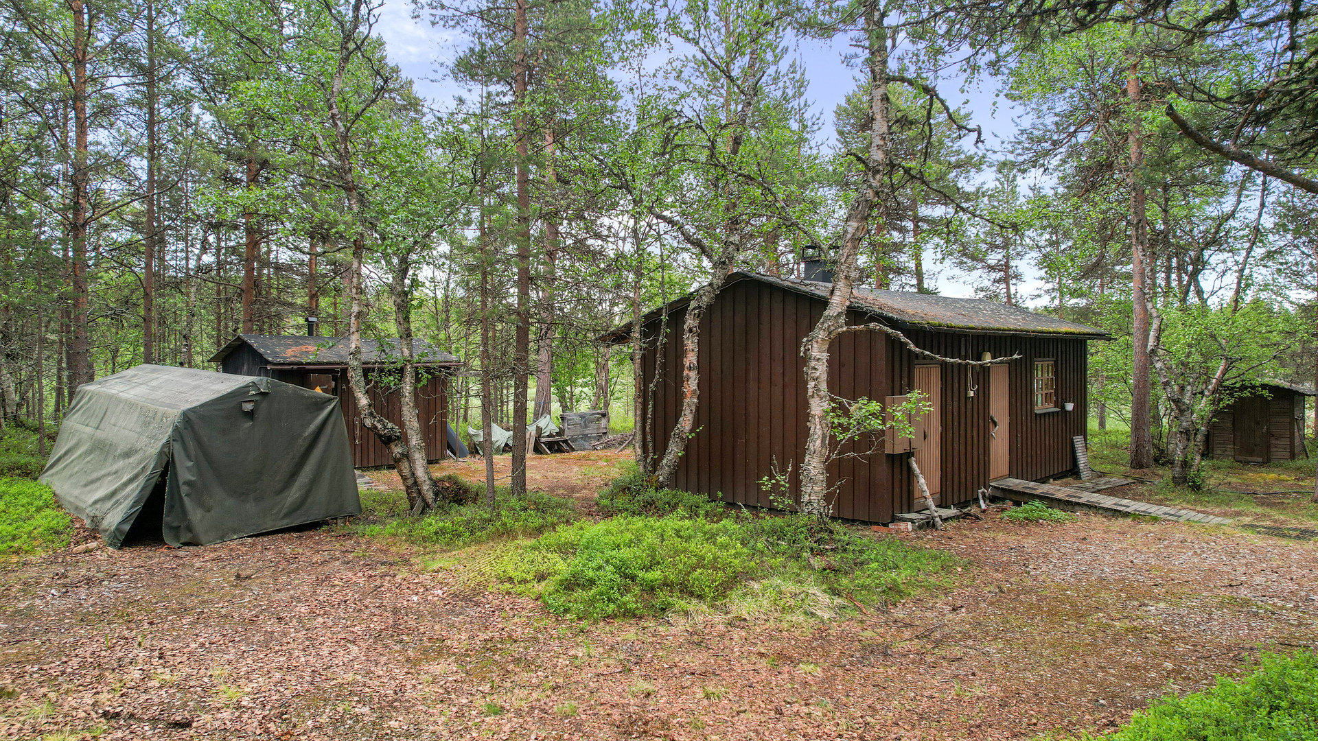 Saunarakennus, putkitalli ja ulkohuussirakennus